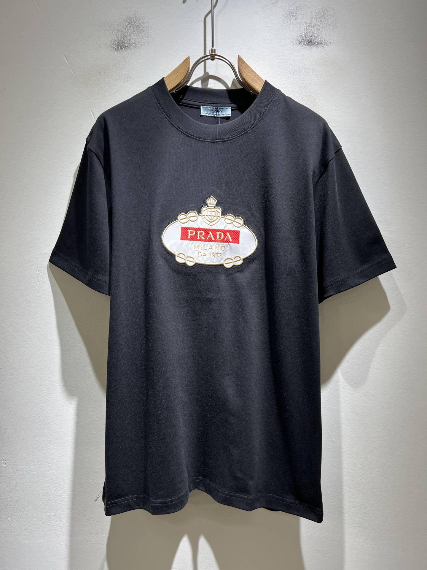 PRAD*A普*达2026春夏新款男女同款👫短袖T恤，最新款全网独家首上！！~既经典有时尚百搭，谁不爱啊