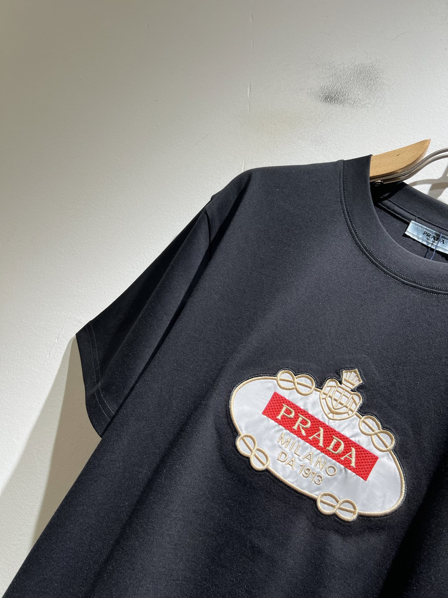 PRAD*A普*达2026春夏新款男女同款👫短袖T恤，最新款全网独家首上！！~既经典有时尚百搭，谁不爱啊