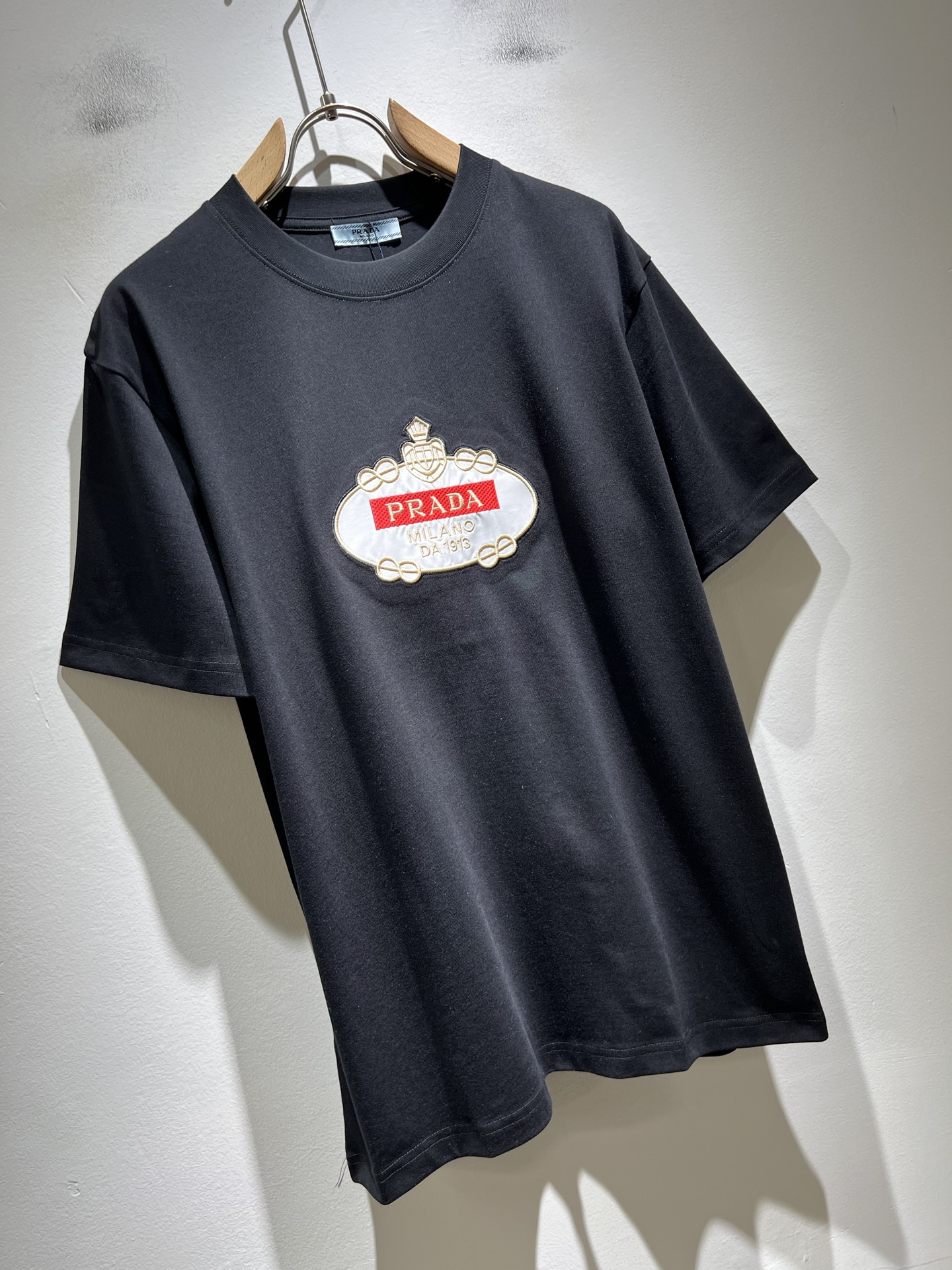 PRAD*A普*达2026春夏新款男女同款👫短袖T恤，最新款全网独家首上！！~既经典有时尚百搭，谁不爱啊