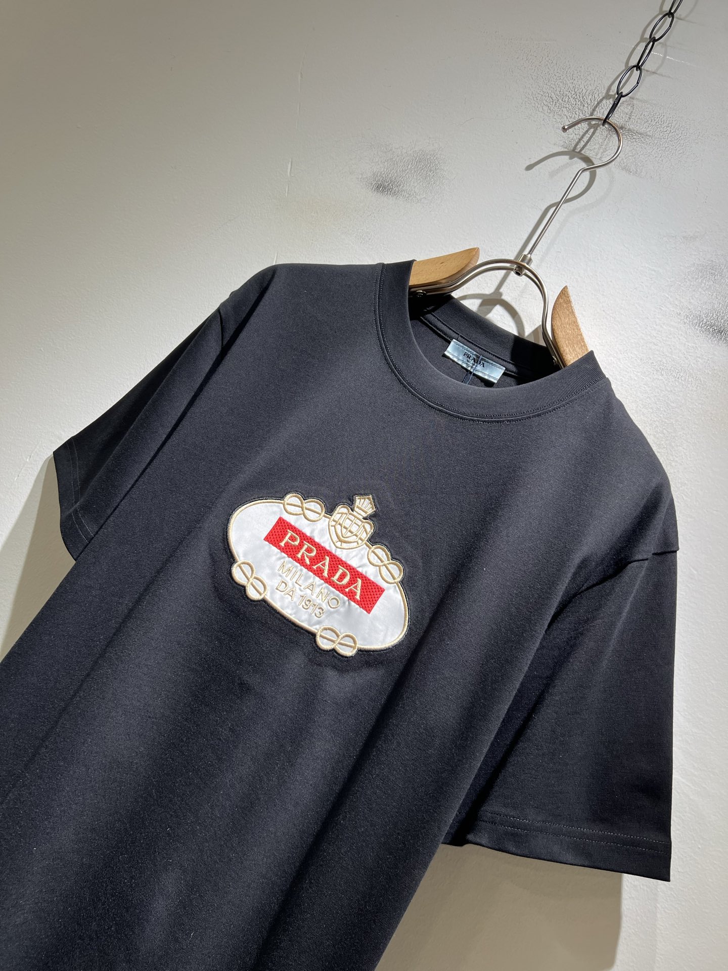 PRAD*A普*达2026春夏新款男女同款👫短袖T恤，最新款全网独家首上！！~既经典有时尚百搭，谁不爱啊