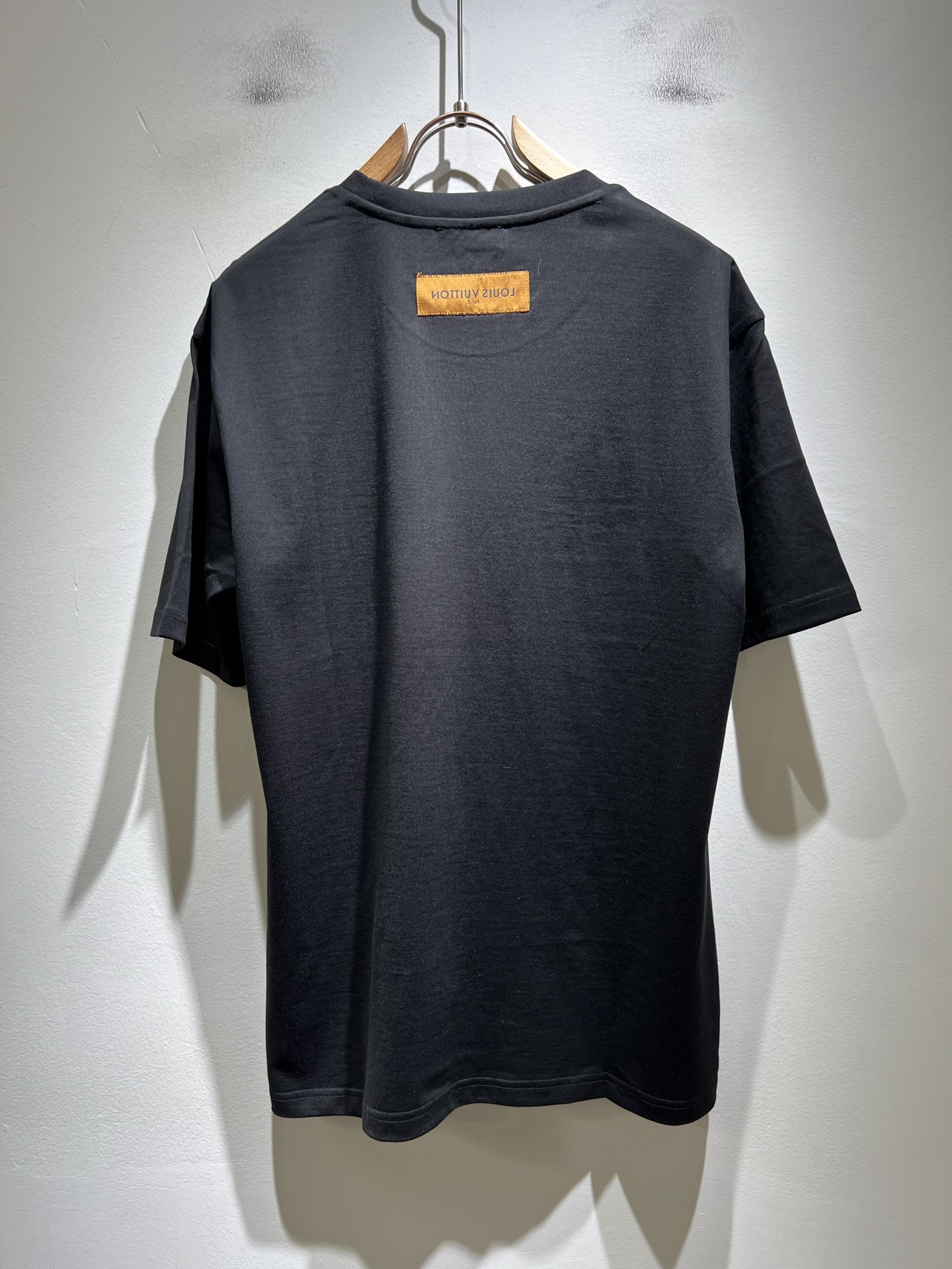 LouisVuitt*路易*登 2026春夏全新系列单品上线，非常时髦前卫的一款男女同款短袖T恤，标识l