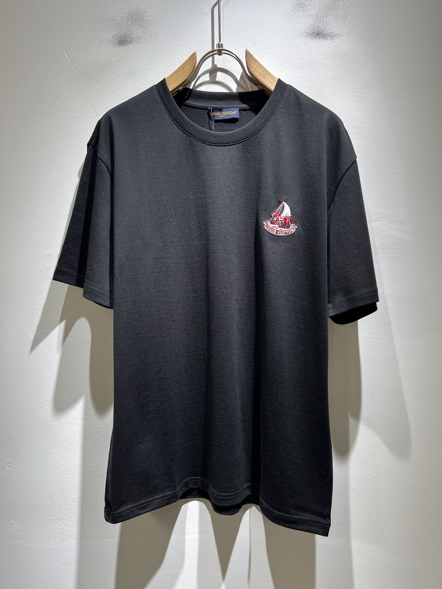 LouisVuitt*路易*登 2026春夏全新系列单品上线，非常时髦前卫的一款男女同款短袖T恤，标识l