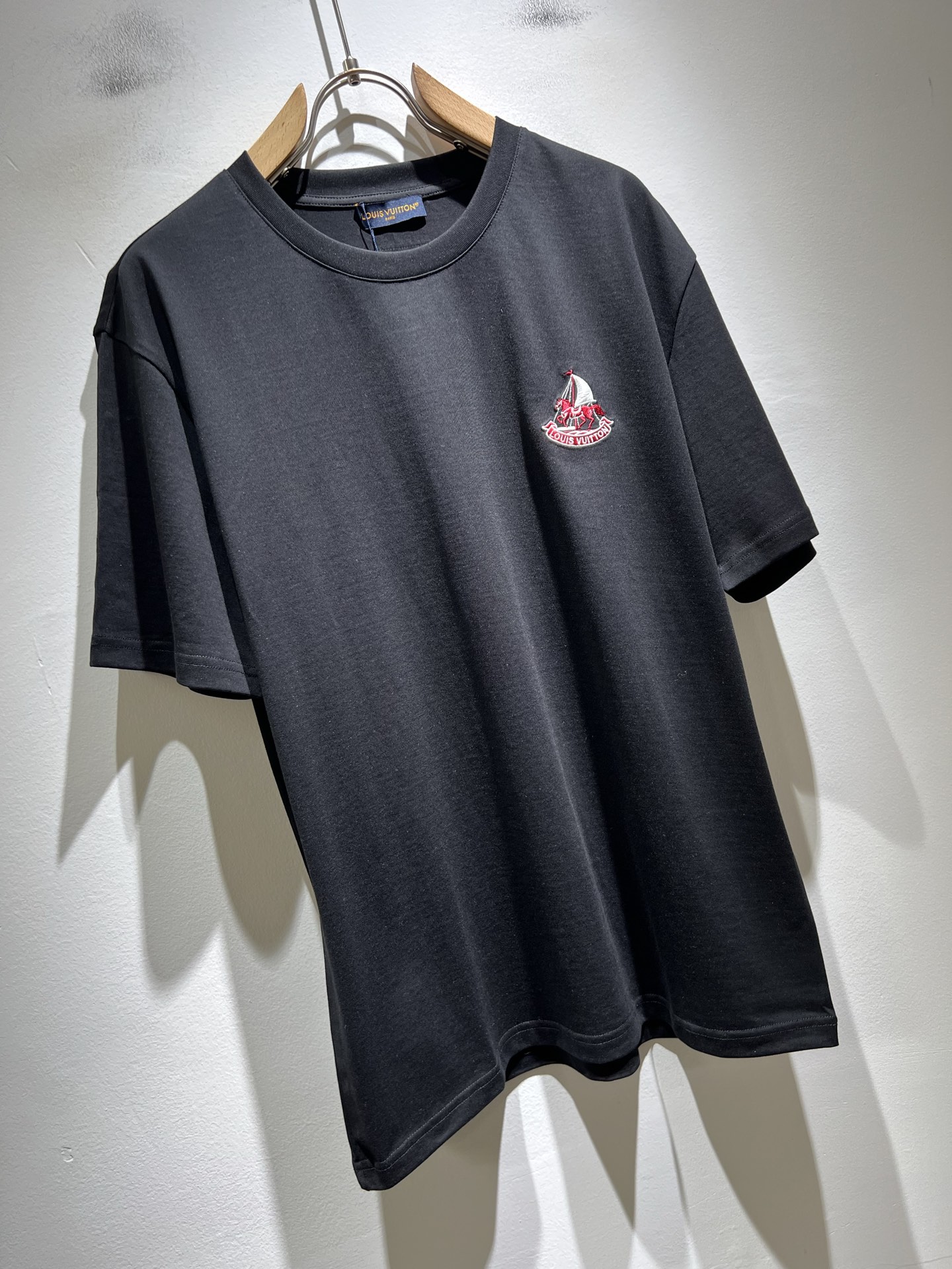 LouisVuitt*路易*登 2026春夏全新系列单品上线，非常时髦前卫的一款男女同款短袖T恤，标识l