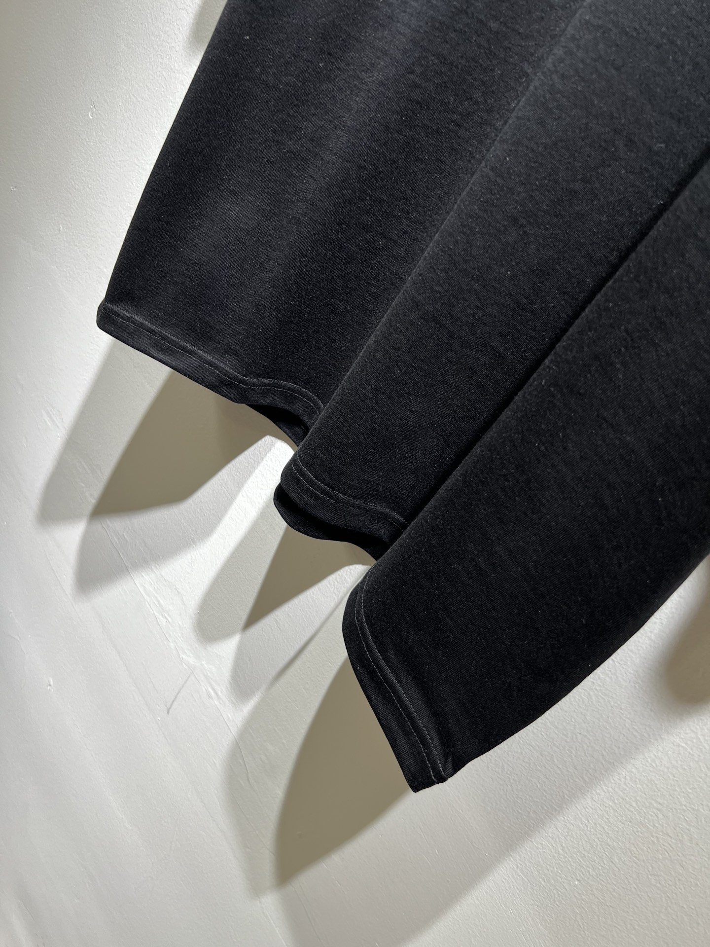 LouisVuitt*路易*登 2026春夏全新系列单品上线，非常时髦前卫的一款男女同款短袖T恤，标识l