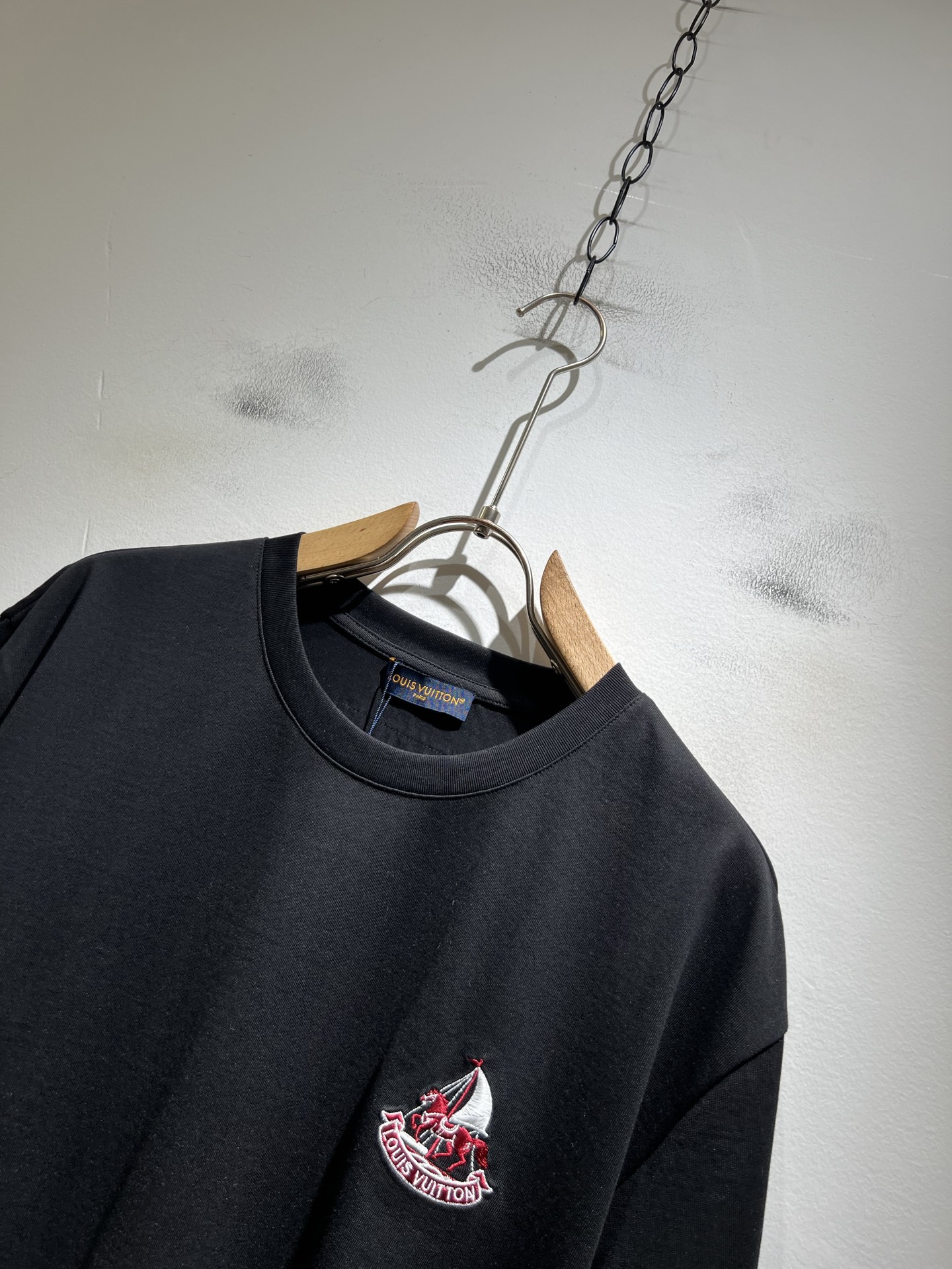 LouisVuitt*路易*登 2026春夏全新系列单品上线，非常时髦前卫的一款男女同款短袖T恤，标识l