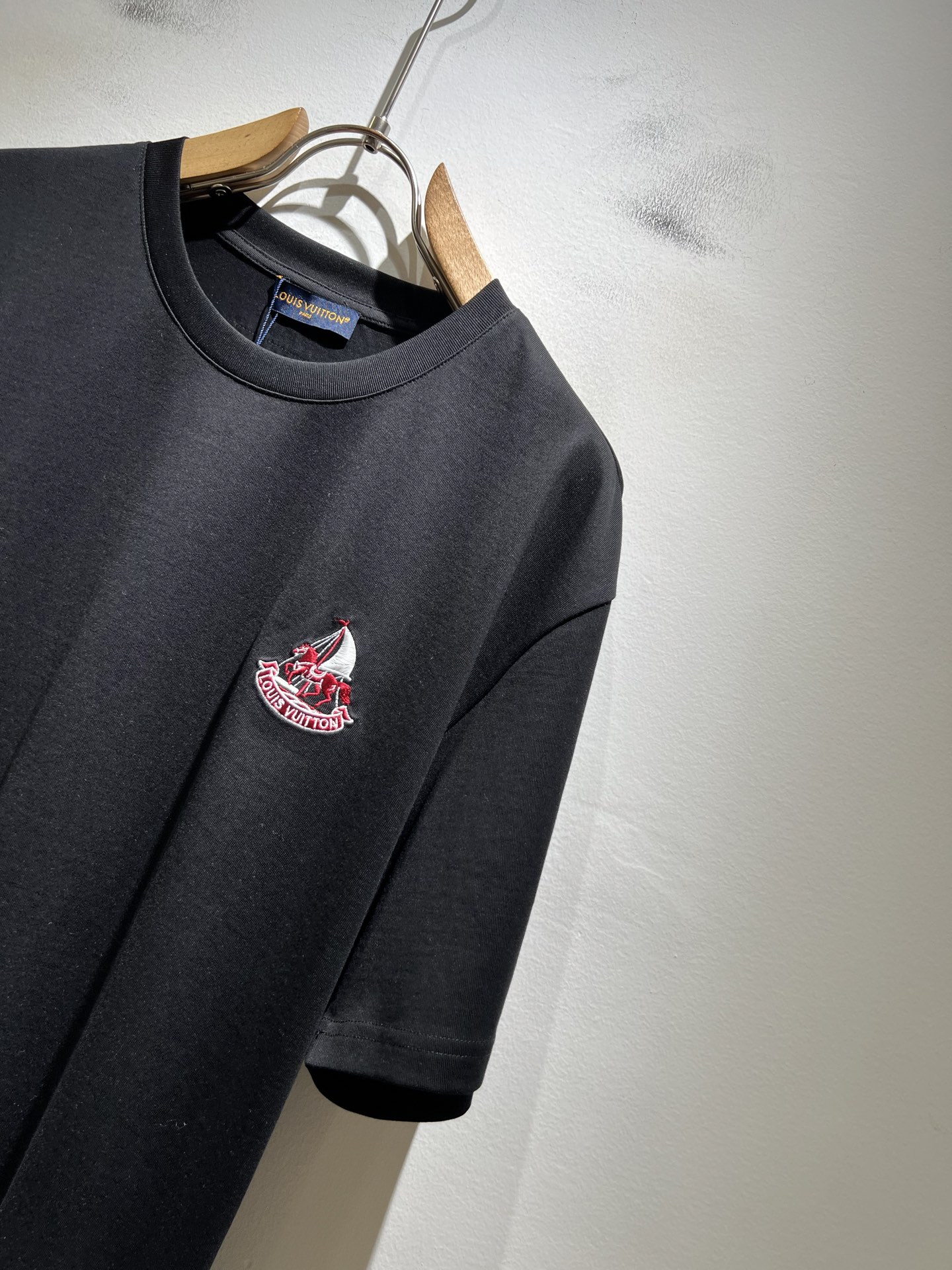 LouisVuitt*路易*登 2026春夏全新系列单品上线，非常时髦前卫的一款男女同款短袖T恤，标识l