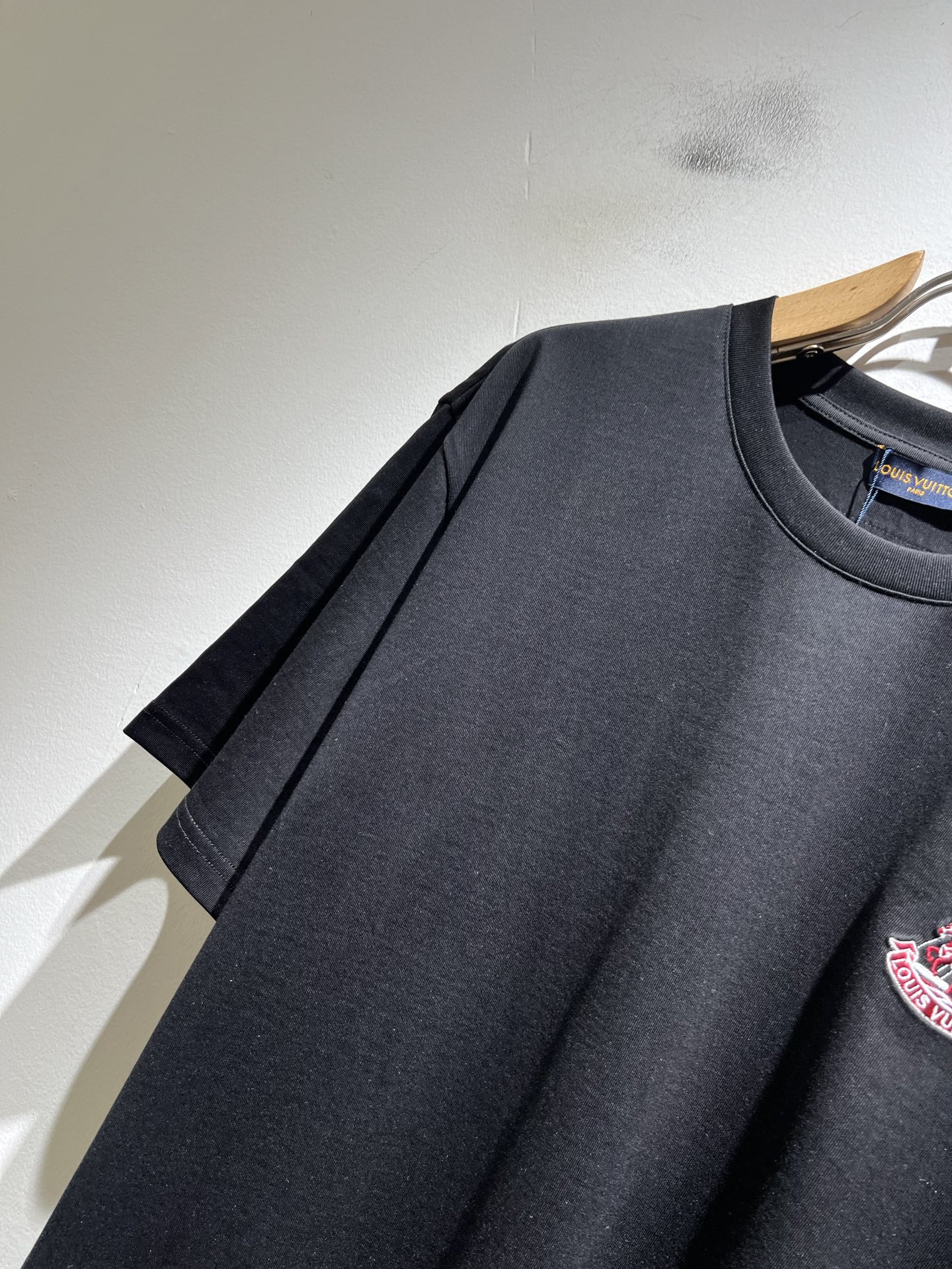 LouisVuitt*路易*登 2026春夏全新系列单品上线，非常时髦前卫的一款男女同款短袖T恤，标识l