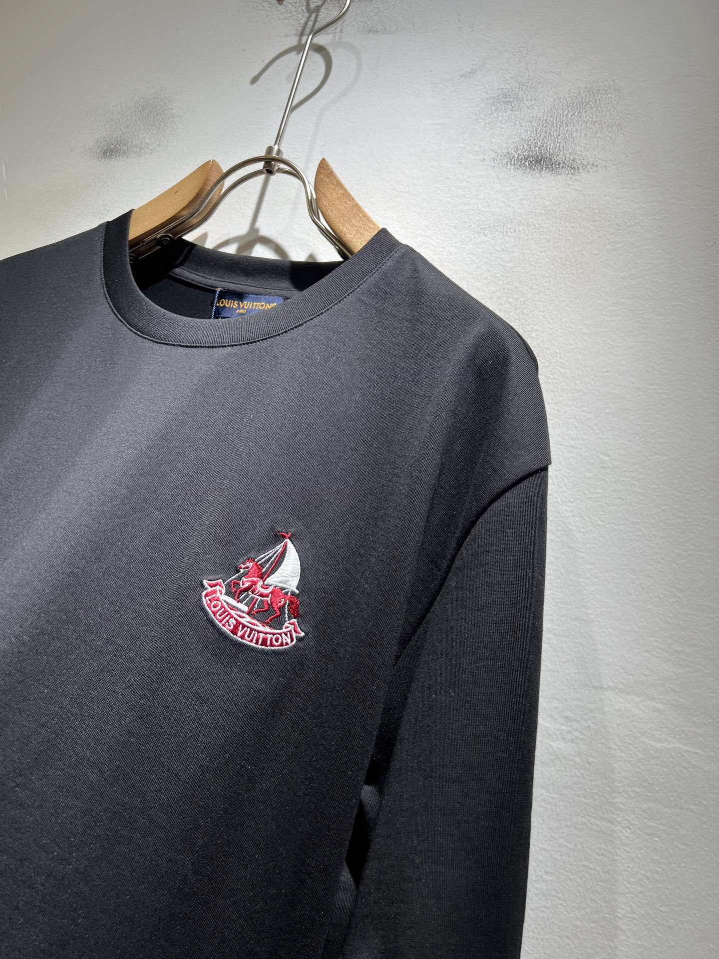 LouisVuitt*路易*登 2026春夏全新系列单品上线，非常时髦前卫的一款男女同款短袖T恤，标识l