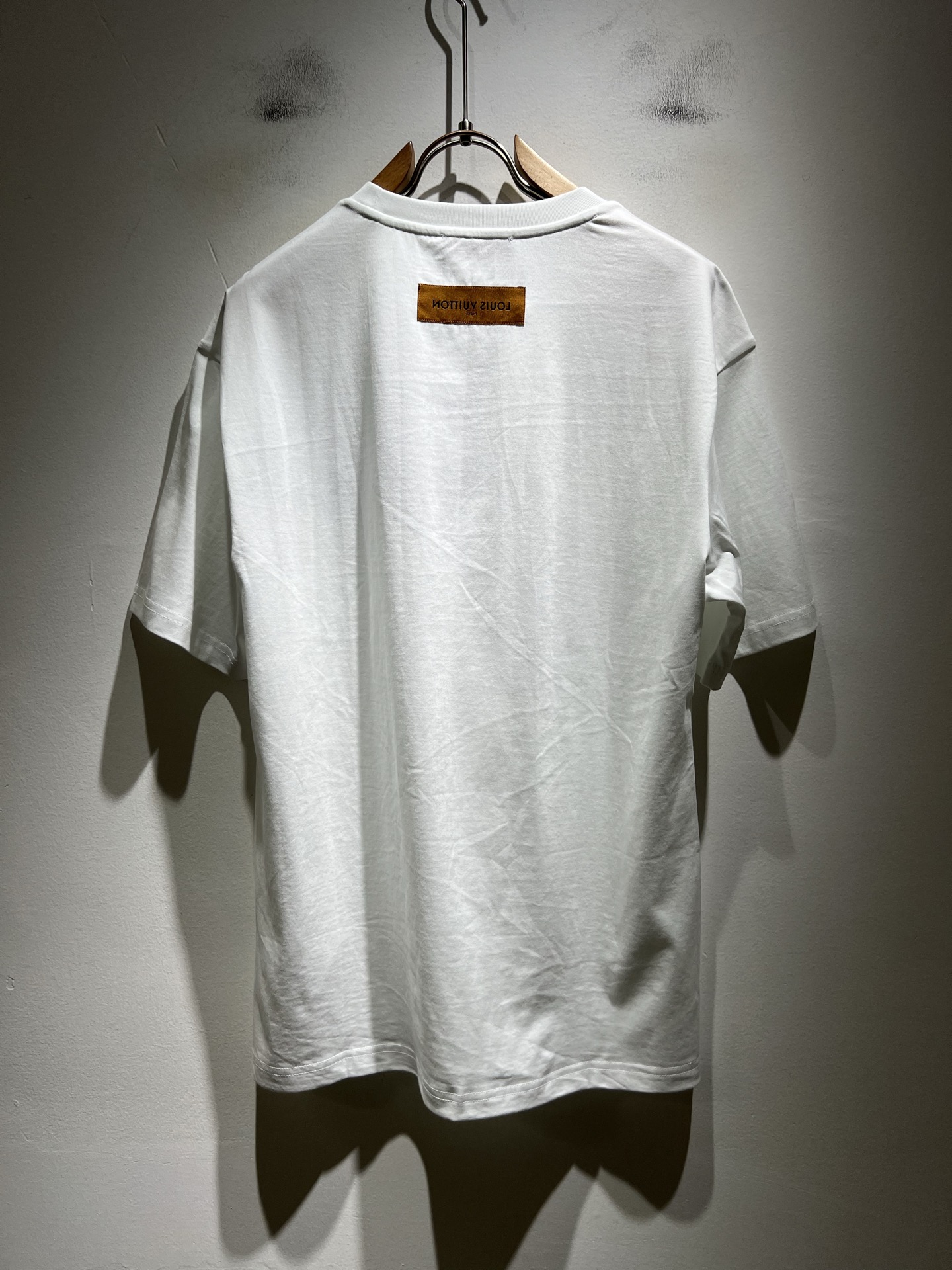 LouisVuitt*路易*登 2026春夏全新系列单品上线，非常时髦前卫的一款男女同款短袖T恤，标识l