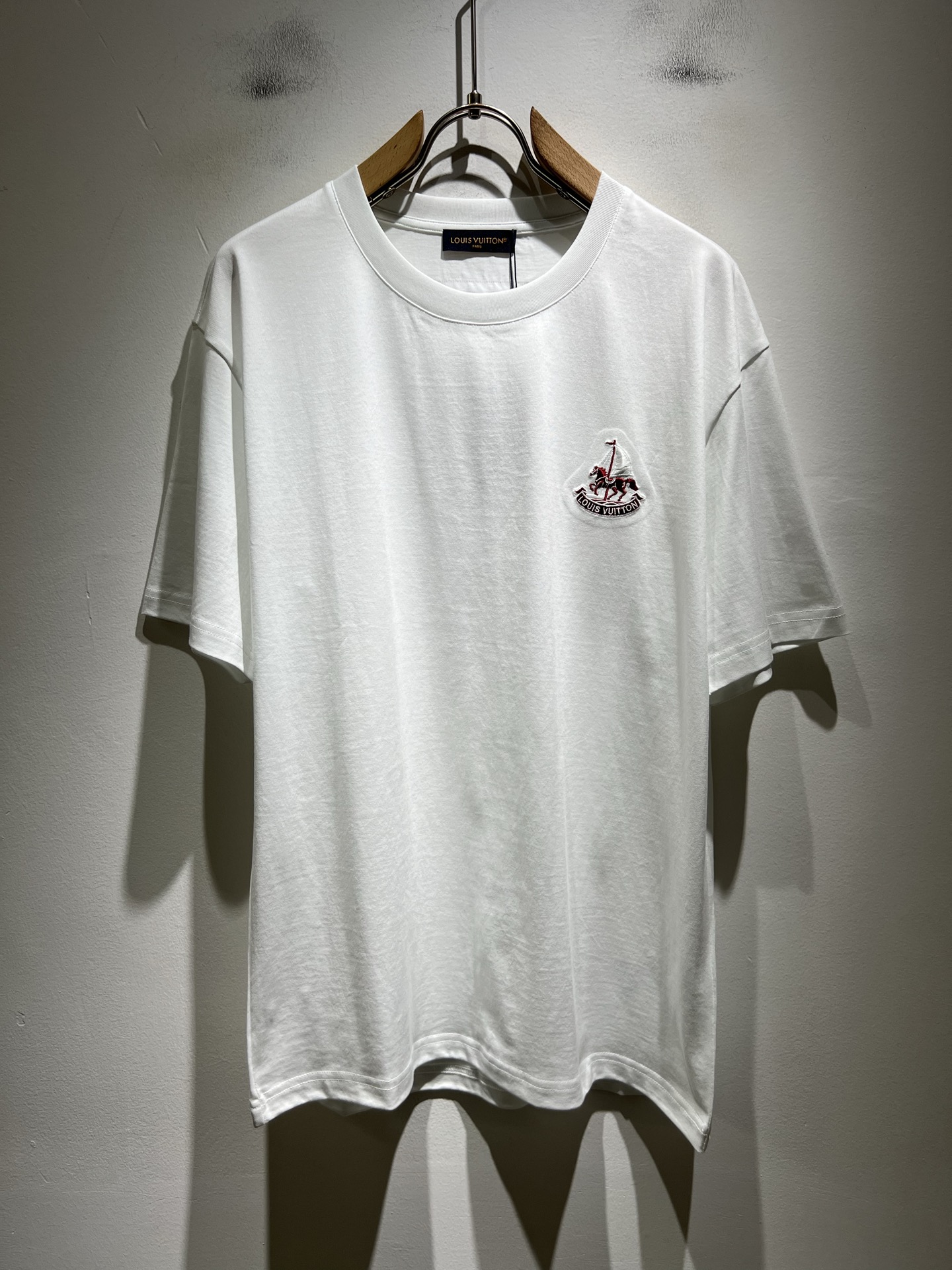 LouisVuitt*路易*登 2026春夏全新系列单品上线，非常时髦前卫的一款男女同款短袖T恤，标识l