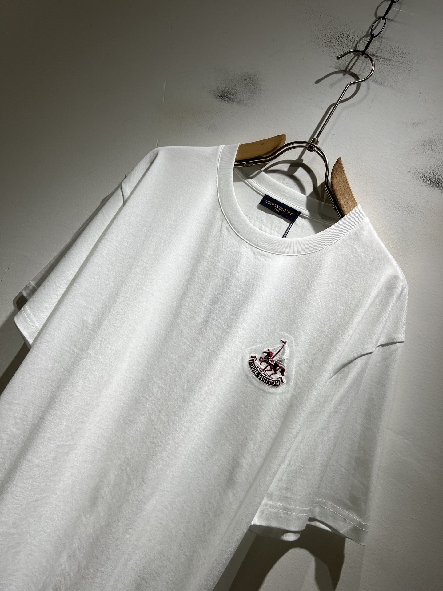 LouisVuitt*路易*登 2026春夏全新系列单品上线，非常时髦前卫的一款男女同款短袖T恤，标识l