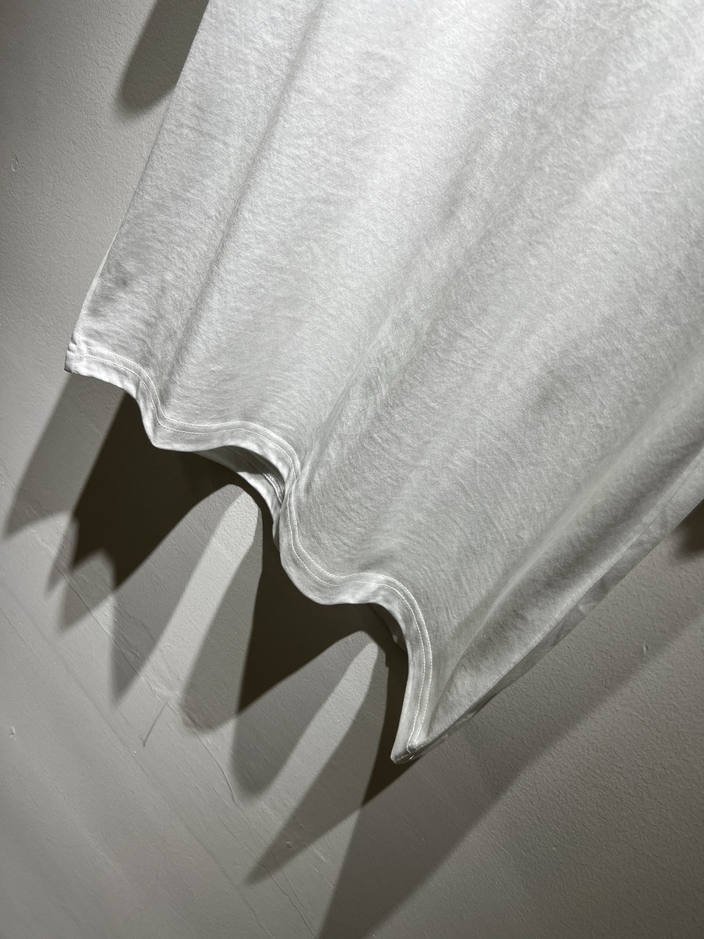 LouisVuitt*路易*登 2026春夏全新系列单品上线，非常时髦前卫的一款男女同款短袖T恤，标识l