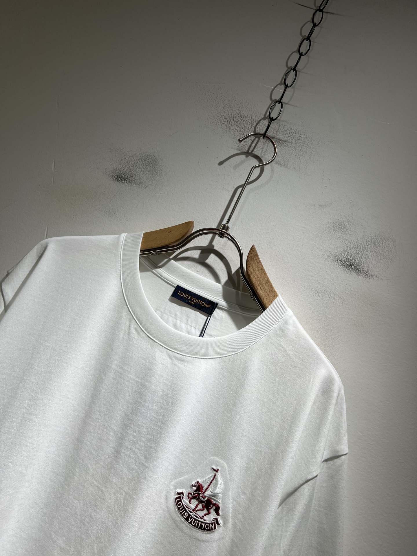 LouisVuitt*路易*登 2026春夏全新系列单品上线，非常时髦前卫的一款男女同款短袖T恤，标识l