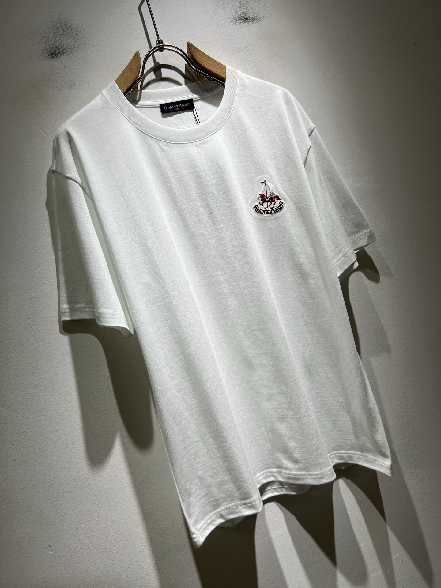 LouisVuitt*路易*登 2026春夏全新系列单品上线，非常时髦前卫的一款男女同款短袖T恤，标识l