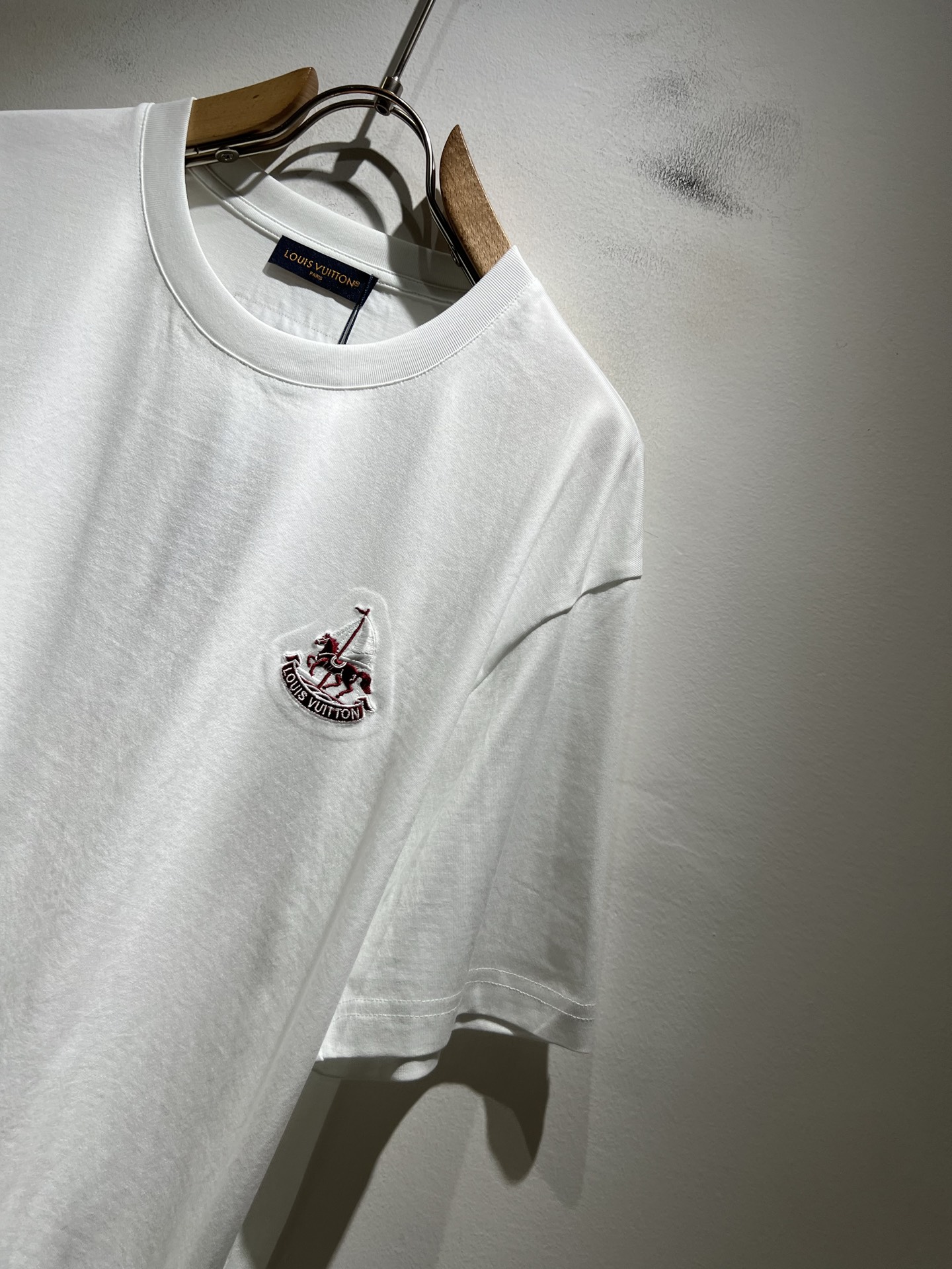LouisVuitt*路易*登 2026春夏全新系列单品上线，非常时髦前卫的一款男女同款短袖T恤，标识l