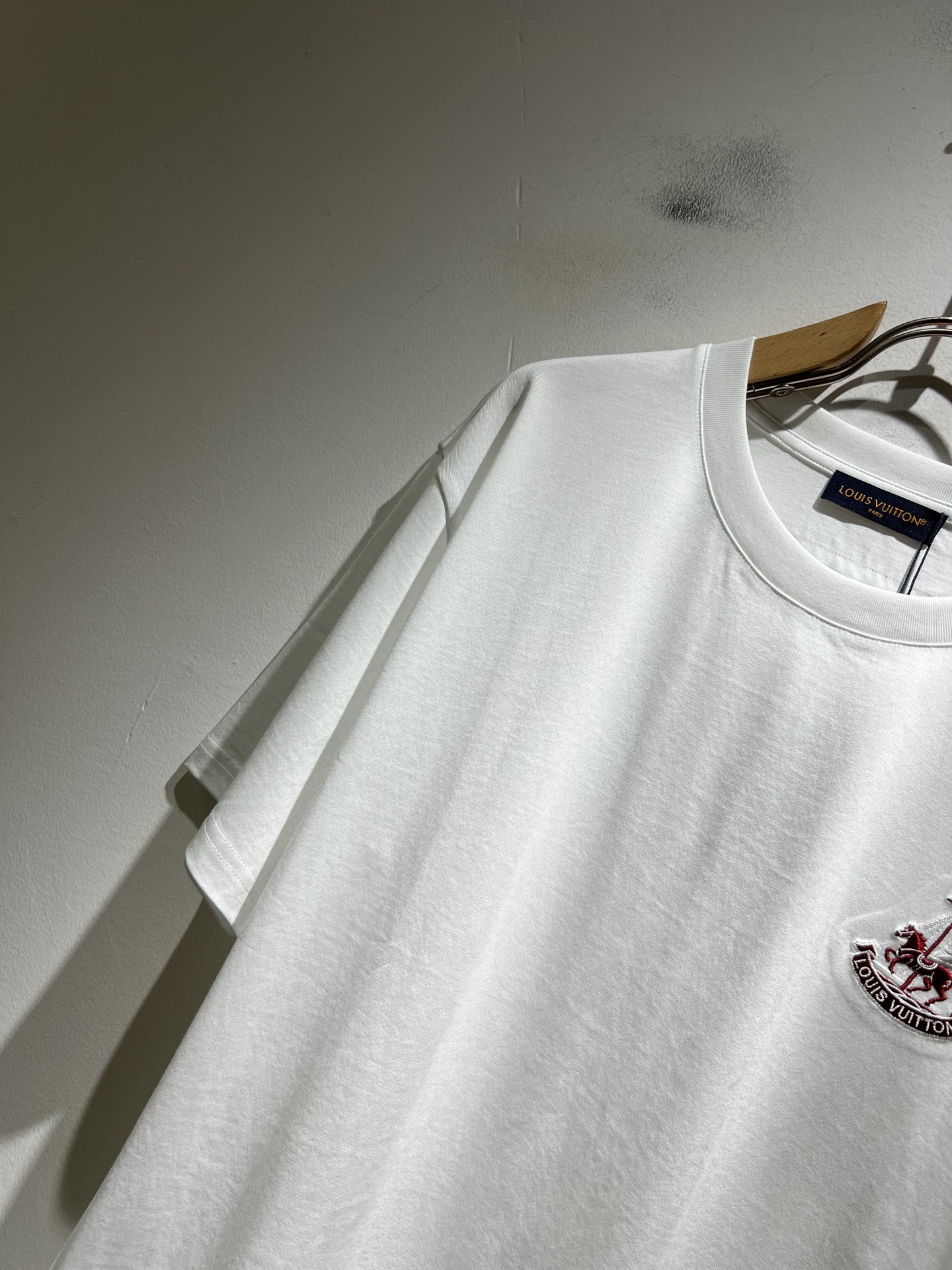 LouisVuitt*路易*登 2026春夏全新系列单品上线，非常时髦前卫的一款男女同款短袖T恤，标识l