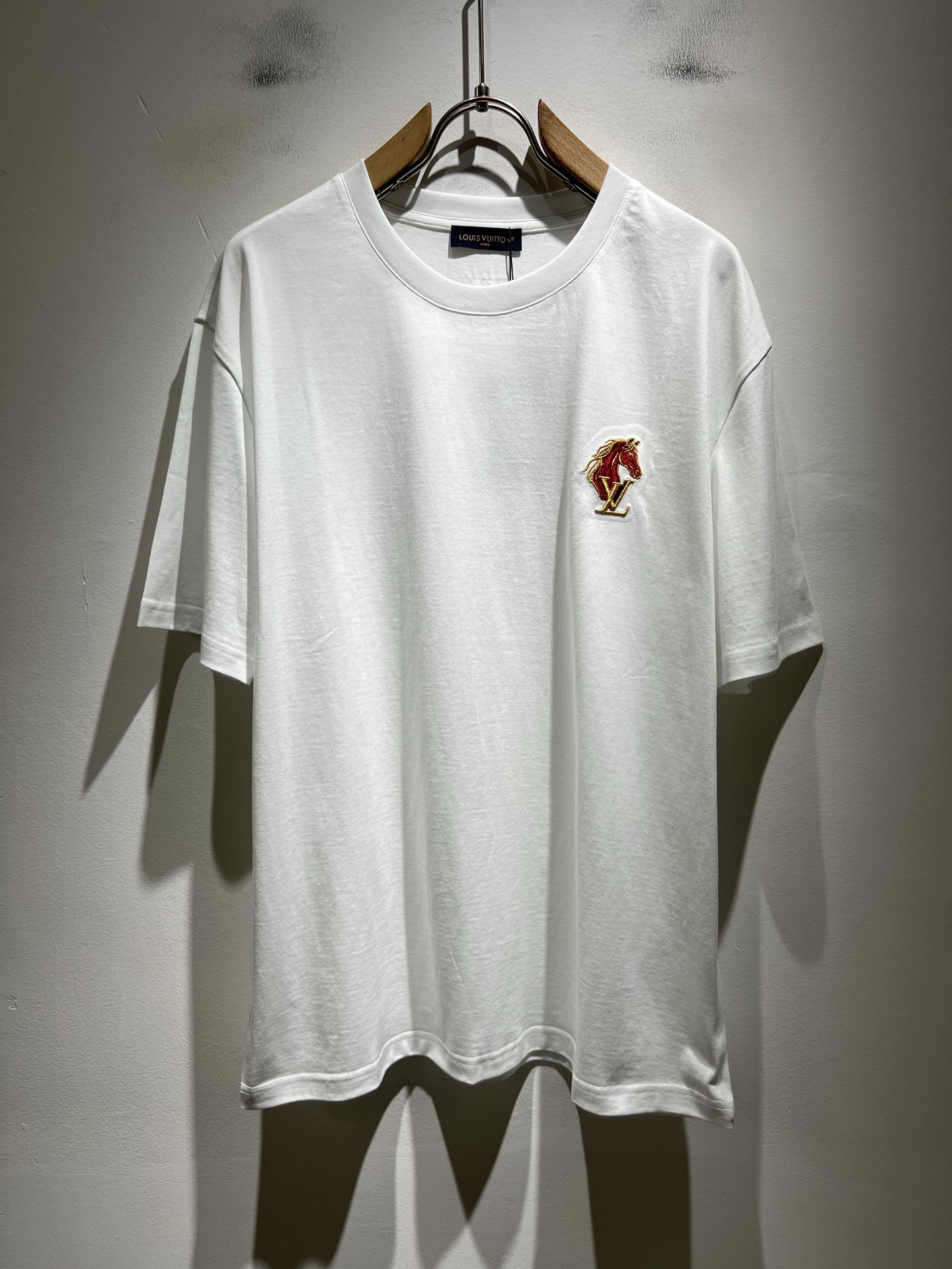 NO:745259,LouisVuitt* Louis*den's new 2026 spring and summer series of items are online. It is a very fashionable and avant-garde short-sleeved T-shirt for men and women, with logo embroidery and decoration!  It is different from the past and declares the design concept of brand inheritance!  Its eye-catching appeal is no less than any classic style, perfectly presenting the sense of fashion, high-end and luxury to the world!  It is made of 260 grams of imported 100% cotton material. It is made of high-quality pure cotton fabrics. It feels soft and skin-friendly. It will definitely exceed your imagination when you get it. It is extremely comfortable and breathable. Even if you sweat profusely, you will not feel greasy or stuffy. It maximizes sweat wicking and moisture absorption!  Size M-3XL,,louis vuitton,louis vuitton,T-shirt,tees,t-shirt,19860909LouisVuitt*路易*登 2026春夏全新系列单品上线,非常时髦前卫的一款男女同款短袖T恤,标识logo图案刺绣修饰！区别于以往的不同,宣示品牌传承的设计理念！其吸睛度完全不亚于任何经典款式,将时髦高级感与奢华感完美呈现在世人眼前！客供进口260克全棉材质制成,精选优质纯棉面料,触感软糯亲肤细腻,实物到手绝对超乎你的想象,贴身无比舒适透气,即便是汗流浃背也不会有腻身及闷热感可言,将排汗吸湿性发挥到了极致！尺码M-3XL,,louis vuitton,louis vuitton,T-shirt,tees，t-shirt,,Men's clothing