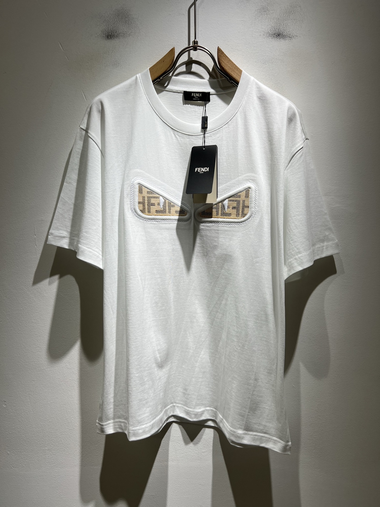 NO:745241,FEN*I Fen*di 2026 spring and summer new FD family FF short-sleeved T-shirt for men and women, versatile and extremely short-sleeved T-shirt for men and women. Italian original order, popular item of FD family, simple and solid color. It is the enduring iconic product of FD family, full of representativeness and full sense of specification. It is worth buying for all FD fans!  Pure Italian channel order, the FD family's high-end and popular product, a very popular item at the moment, with the iconic letter logo pattern laminated and decorated!  High-end goods worth keeping for yourself and giving away!  Trendy and good-looking, full of trendy atmosphere, extremely high-grade and standard, and using a very classic black and white two-color combination, which gives a strong visual impact and is highly recognizable. It is made of top-grade exclusive pure cotton fabric, feels soft, delicate and comfortable, and the appearance is quite advanced and classy!  It perfectly interprets the charm of the brand and leaves a deep impression on people. It is more fashionable and charming, and the upper body is simple, elegant and fashionable, and there is no pressure to wear it!  Wear it alone or paired with it, it’s a beautiful sight that can’t be ignored!  Size M-3XL,,fendi,dior,T-shirt,tees,t-shirt,19860909FEN*I 芬*迪2026春夏新款FD家族FF男女同款短袖T恤,男女同款百搭极简短袖.意大利原厂订单,FD家族人气单品,简约纯色系打造.FD家族经久不衰的标志性臻品,代表性十足,规格感十足的精品,所有FD粉丝都值得抢购的精品！纯正意代渠道订单,FD家族的高奢人气爆款产物,当下十分火爆的单品,标志性字母logo图案压胶修饰！值得自留和送人的高端货！新潮又好看,潮流气息感十足,档次规格感极高,并且采用十分经典的的黑白双色搭配,给人的视觉冲击感相当强烈,有着极高的辨识度,顶级专属纯棉面料,打造,触感柔软细腻舒适,品相相当高级有档次！完美诠释品牌魅力,给人留下深刻印象.更具时尚与韵味,上身简约大方时尚,对于穿搭更是毫无压力！单穿内搭都极有味道,不可忽视的靓丽风景线！ 尺码M-3XL,,fendi,dior,T-shirt,tees，t-shirt,,Men's clothing