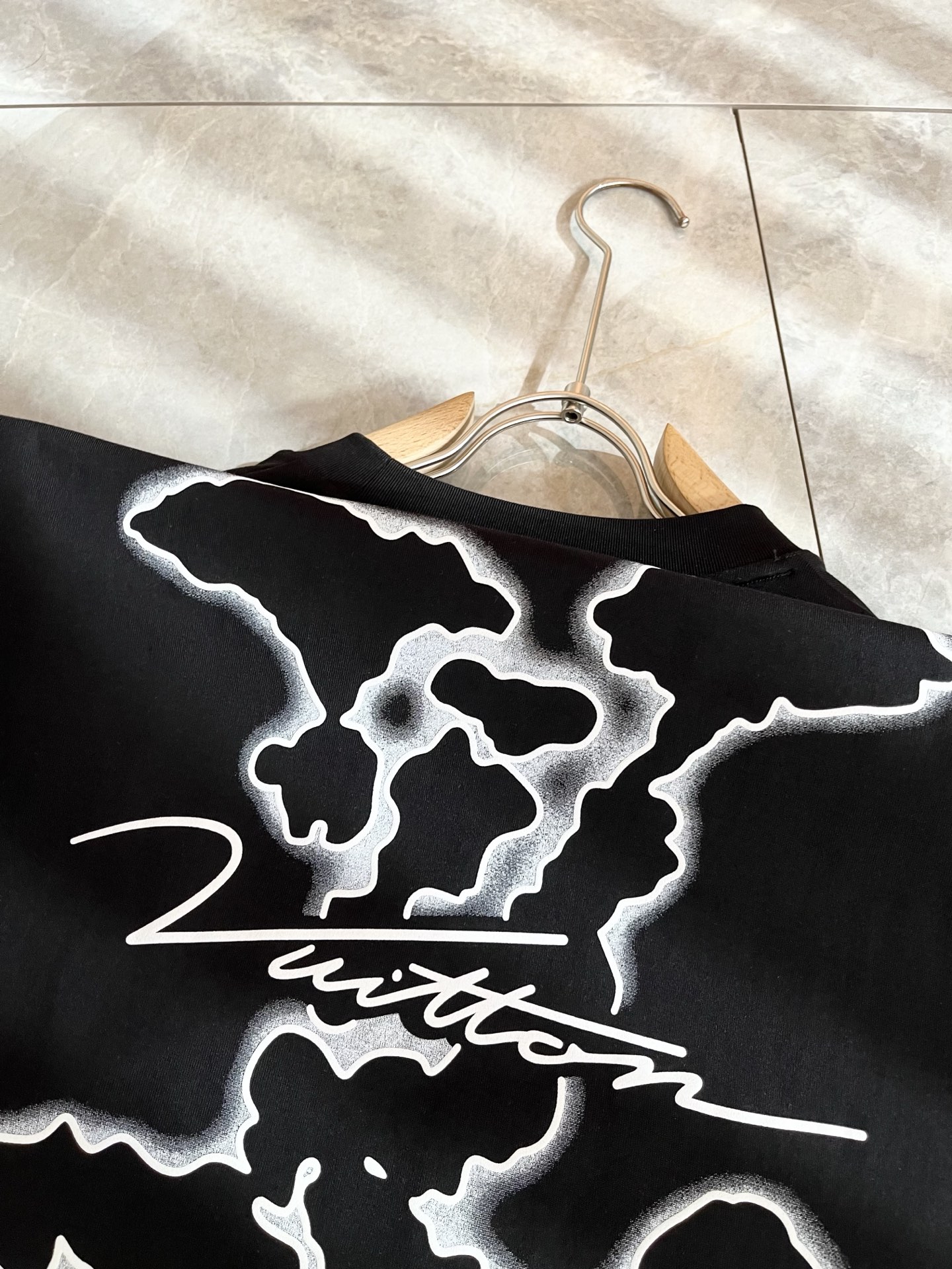 LouisVuitt*路易*登 2026春夏全新系列单品上线，非常时髦前卫的一款男女同款短袖T恤，标识l