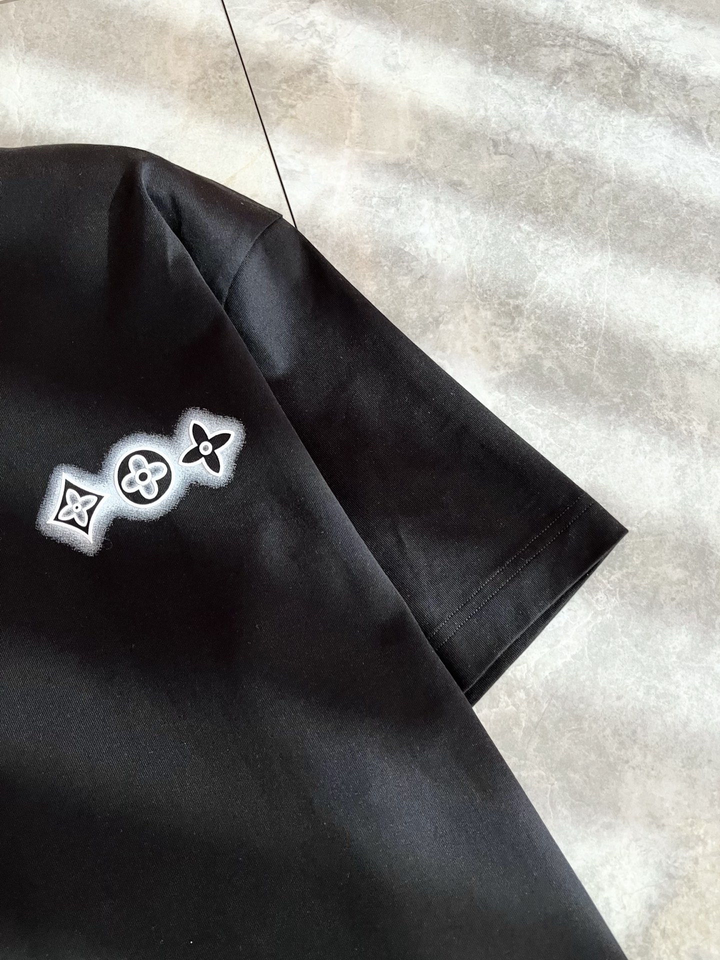 LouisVuitt*路易*登 2026春夏全新系列单品上线，非常时髦前卫的一款男女同款短袖T恤，标识l