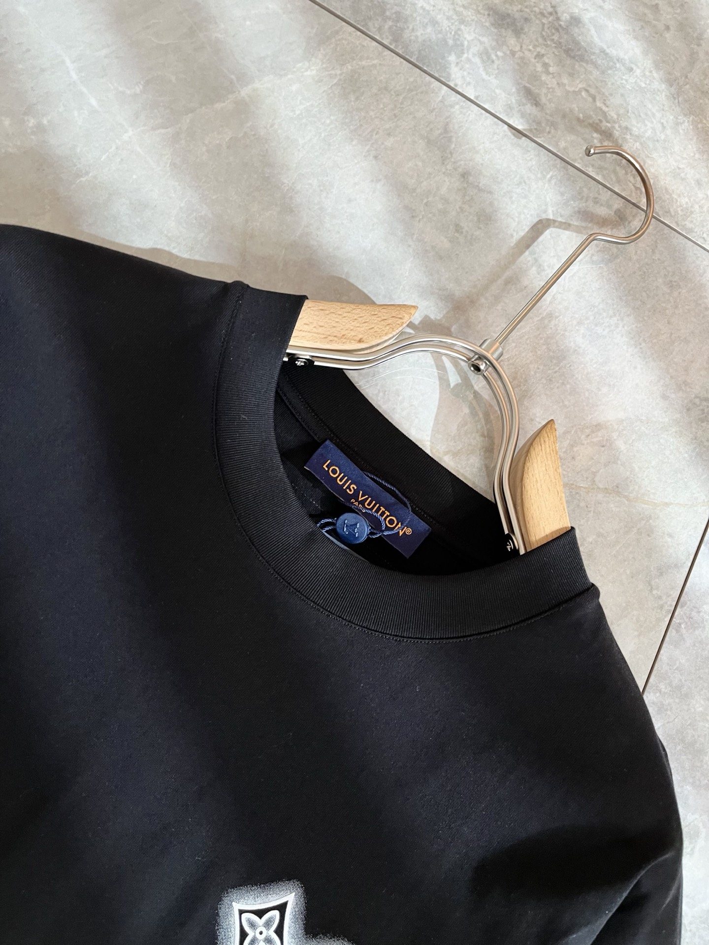 LouisVuitt*路易*登 2026春夏全新系列单品上线，非常时髦前卫的一款男女同款短袖T恤，标识l