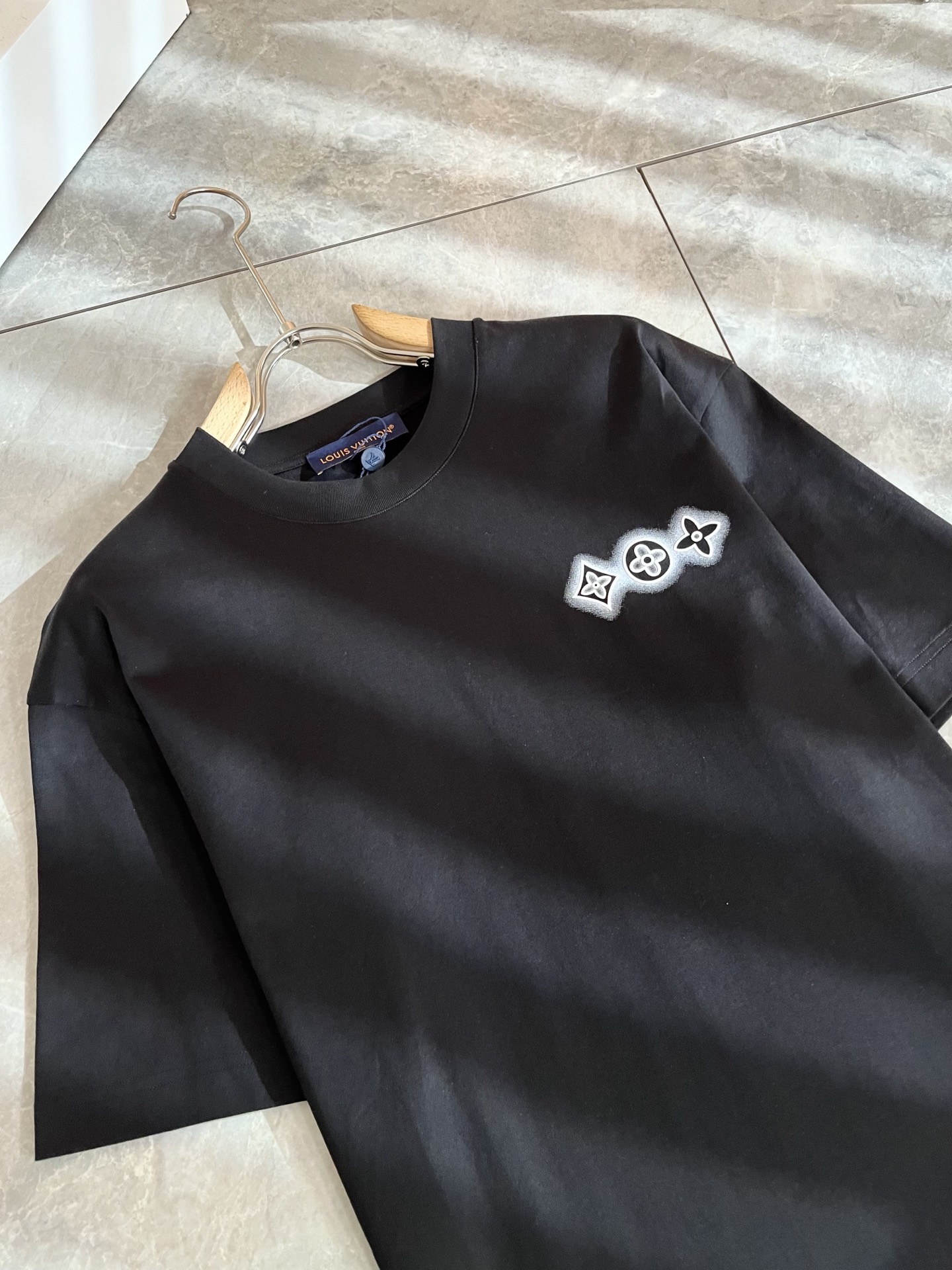 LouisVuitt*路易*登 2026春夏全新系列单品上线，非常时髦前卫的一款男女同款短袖T恤，标识l