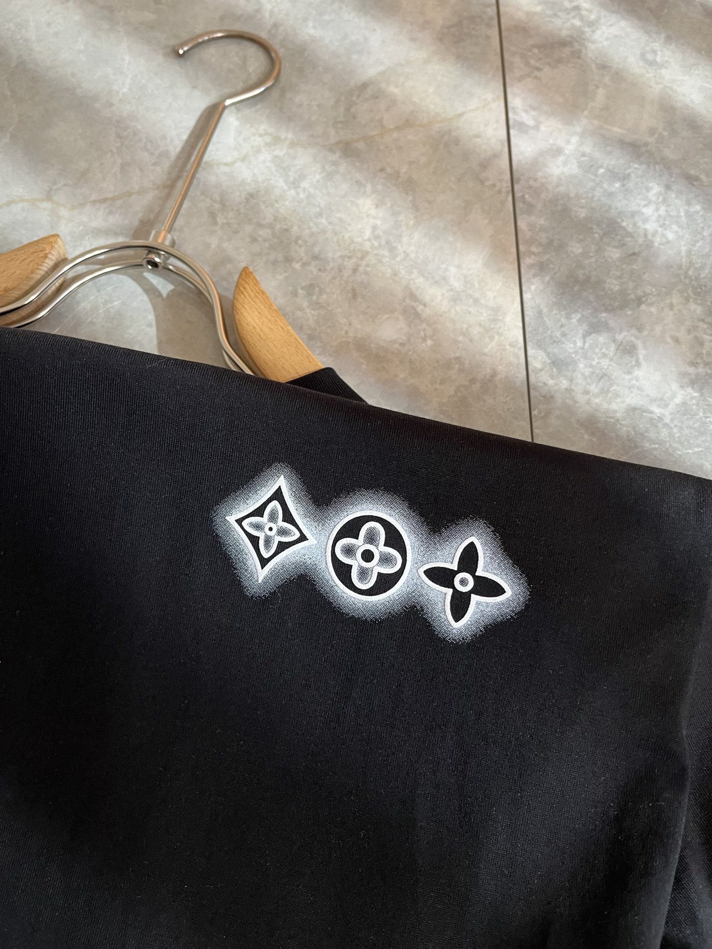 LouisVuitt*路易*登 2026春夏全新系列单品上线，非常时髦前卫的一款男女同款短袖T恤，标识l