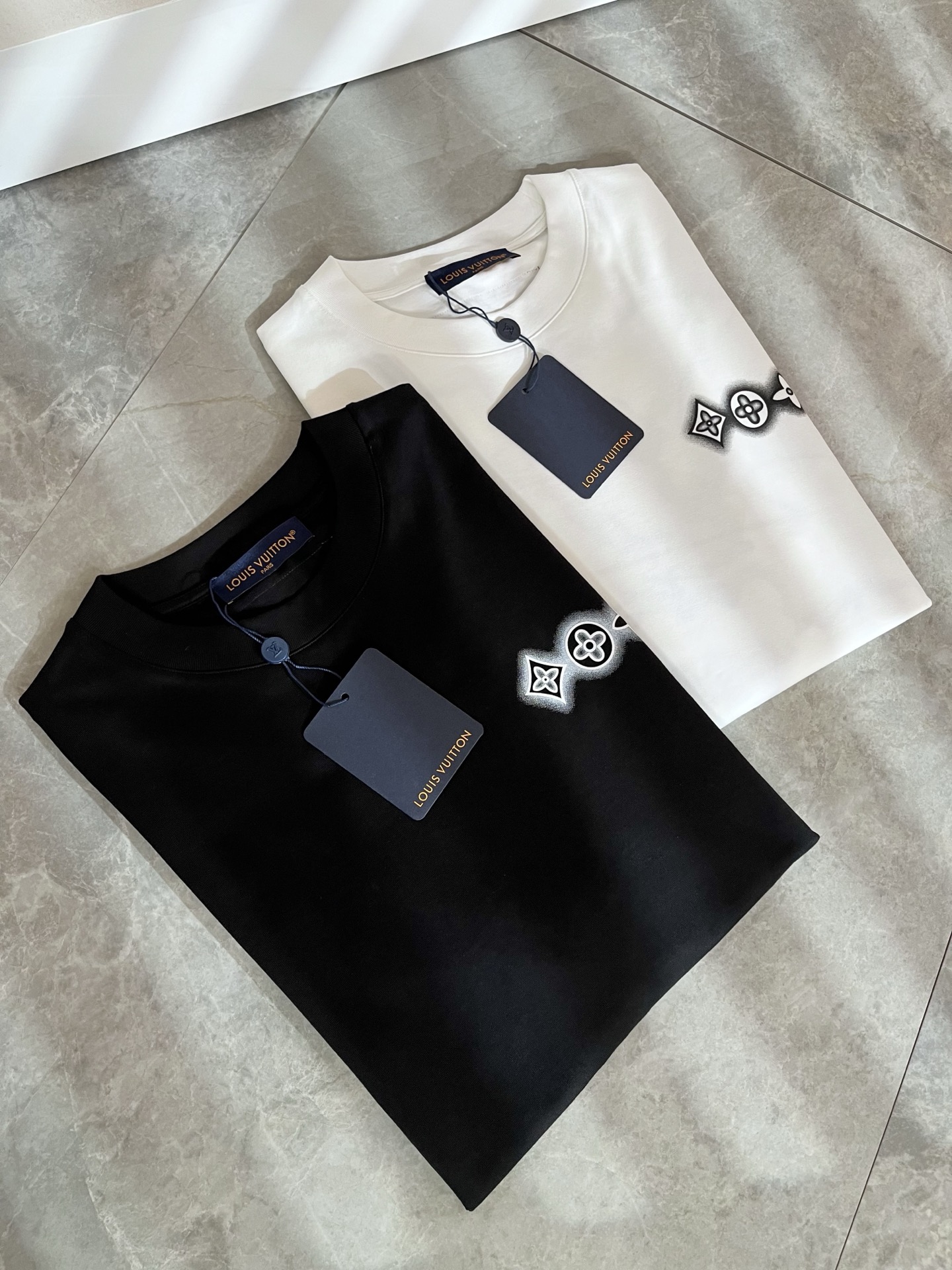 LouisVuitt*路易*登 2026春夏全新系列单品上线，非常时髦前卫的一款男女同款短袖T恤，标识l