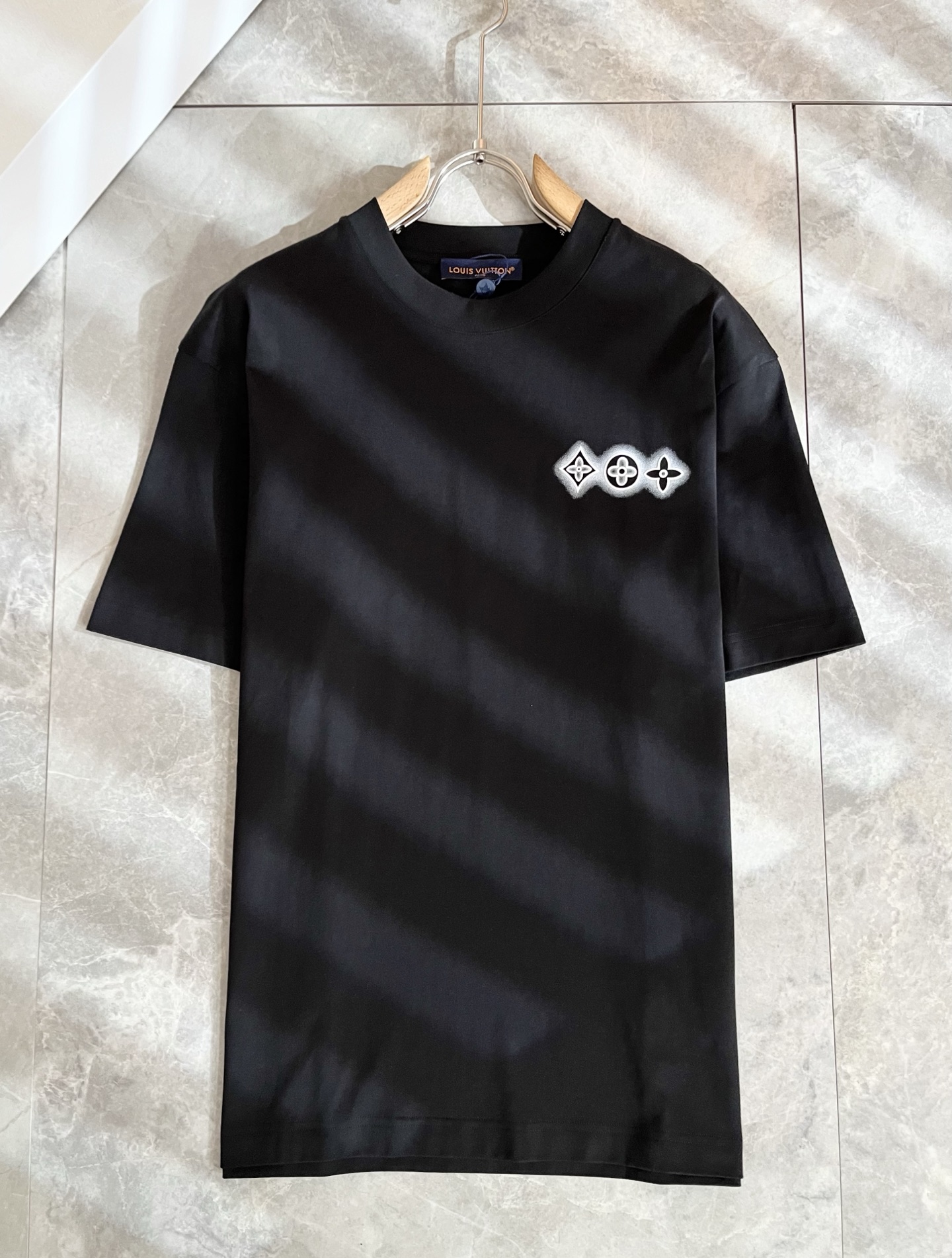 LouisVuitt*路易*登 2026春夏全新系列单品上线，非常时髦前卫的一款男女同款短袖T恤，标识l