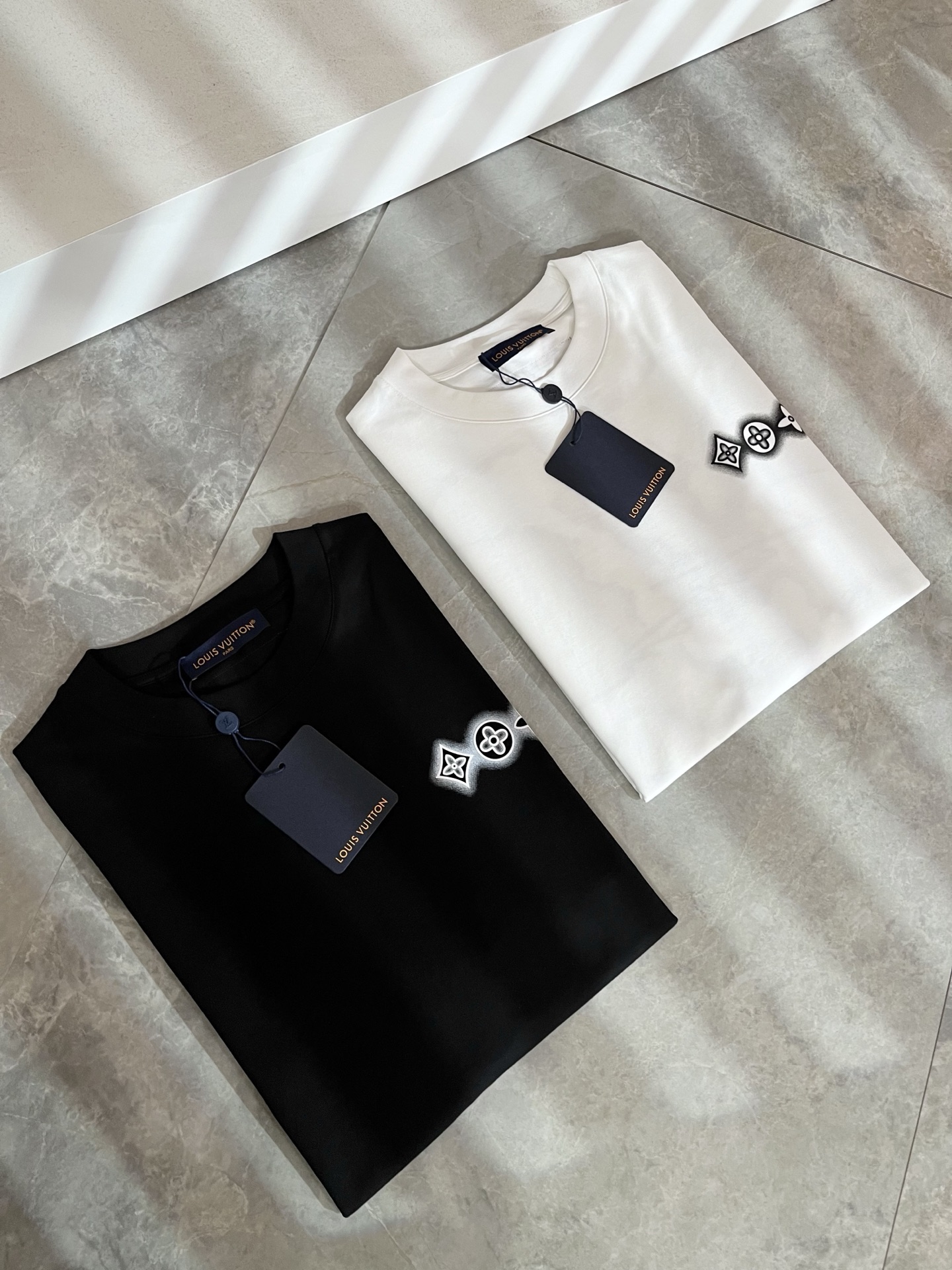 LouisVuitt*路易*登 2026春夏全新系列单品上线，非常时髦前卫的一款男女同款短袖T恤，标识l