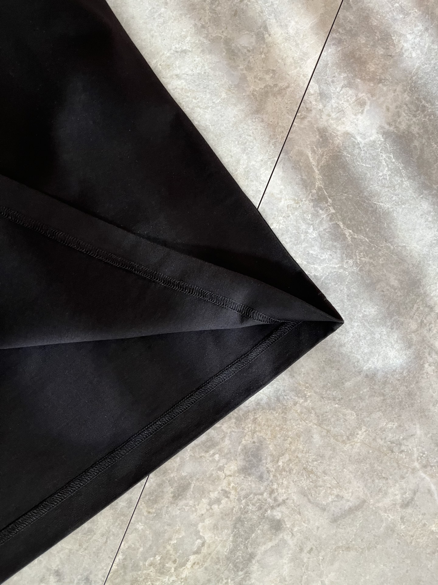 LouisVuitt*路易*登 2026春夏全新系列单品上线，非常时髦前卫的一款男女同款短袖T恤，标识l