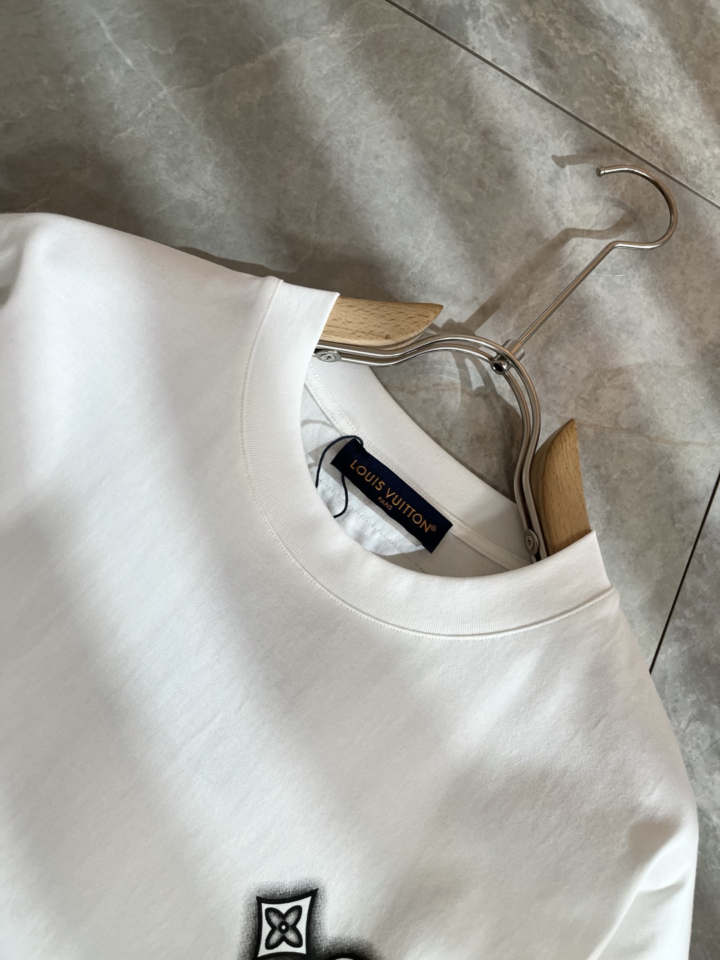 LouisVuitt*路易*登 2026春夏全新系列单品上线，非常时髦前卫的一款男女同款短袖T恤，标识l