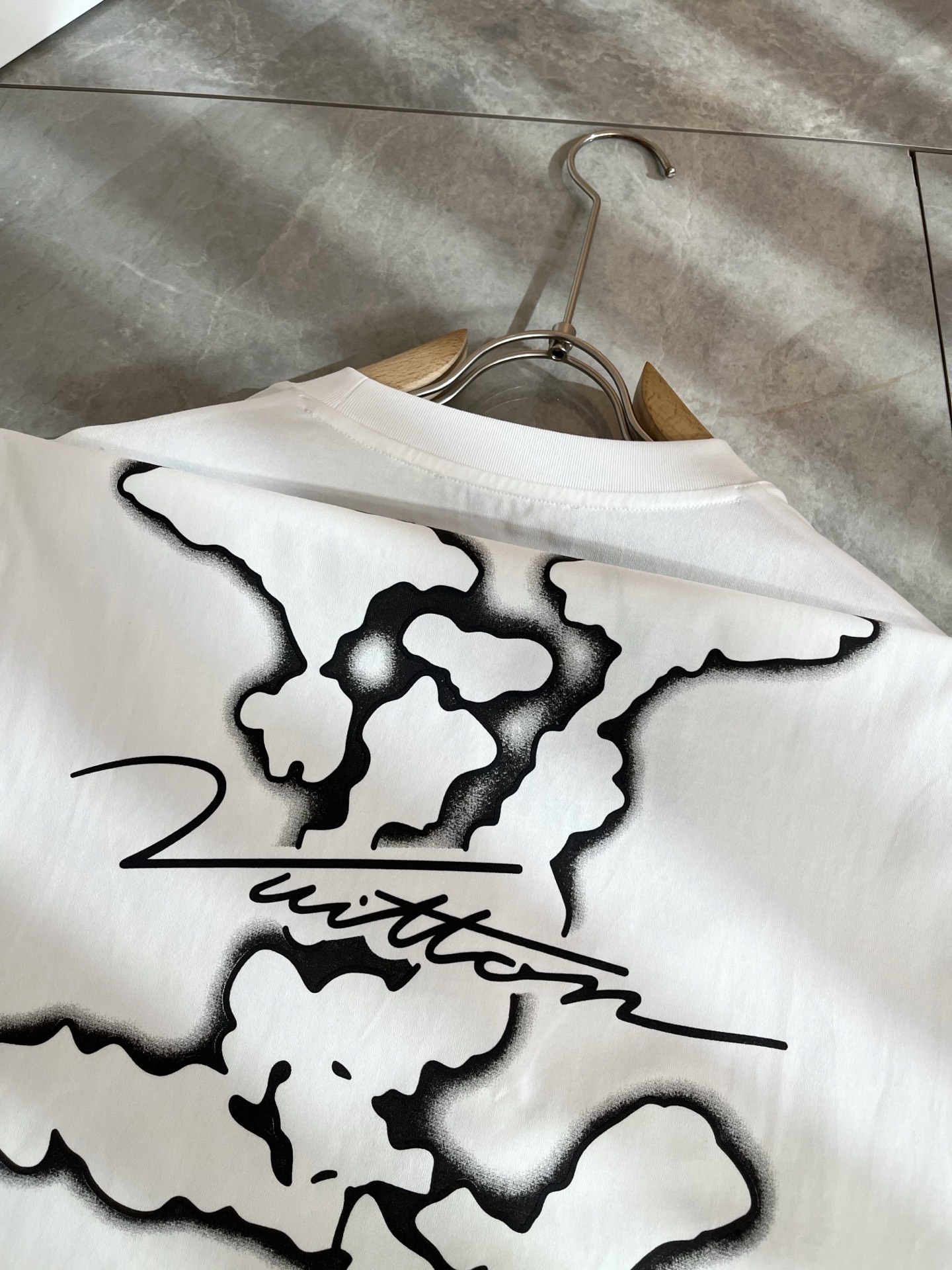 LouisVuitt*路易*登 2026春夏全新系列单品上线，非常时髦前卫的一款男女同款短袖T恤，标识l