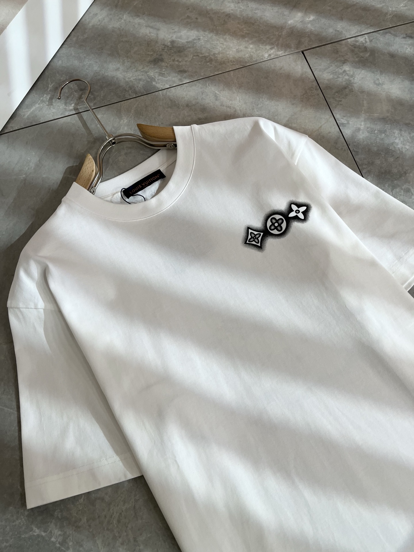 LouisVuitt*路易*登 2026春夏全新系列单品上线，非常时髦前卫的一款男女同款短袖T恤，标识l