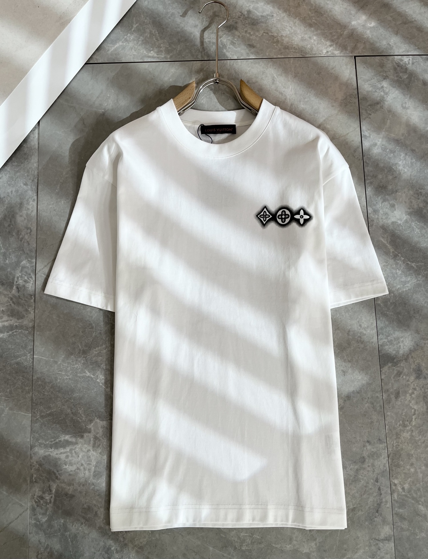 LouisVuitt*路易*登 2026春夏全新系列单品上线，非常时髦前卫的一款男女同款短袖T恤，标识l