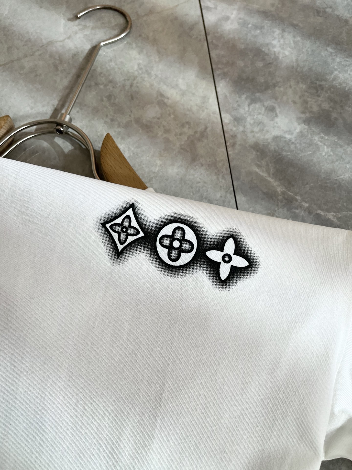 LouisVuitt*路易*登 2026春夏全新系列单品上线，非常时髦前卫的一款男女同款短袖T恤，标识l