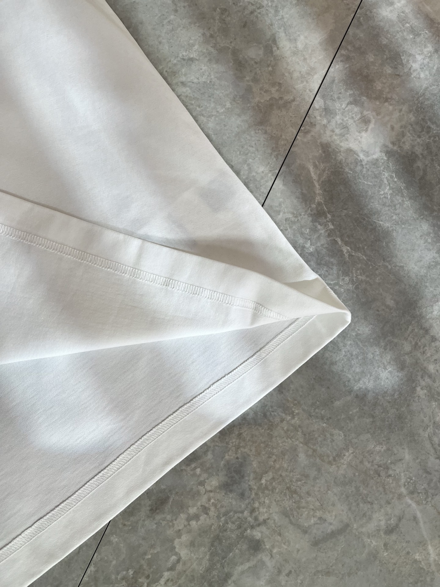 LouisVuitt*路易*登 2026春夏全新系列单品上线，非常时髦前卫的一款男女同款短袖T恤，标识l