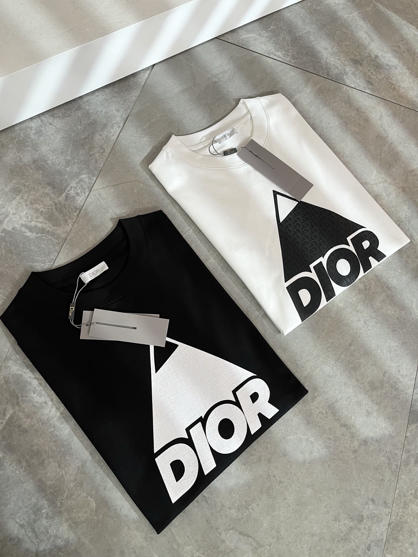 Dio*迪家 2026春夏新款男女同款👫短袖T恤，专柜同步发售！定制专属260克纯棉面料，定制原版工艺螺