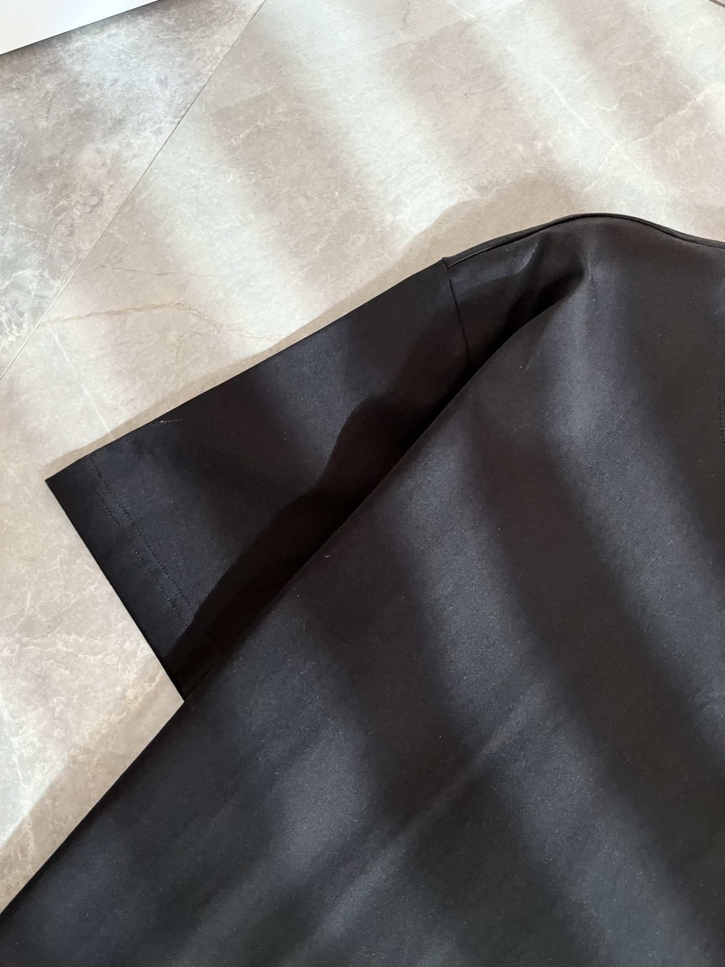 LouisVuitt*路易*登 2026春夏全新系列单品上线，非常时髦前卫的一款男女同款短袖T恤，标识l