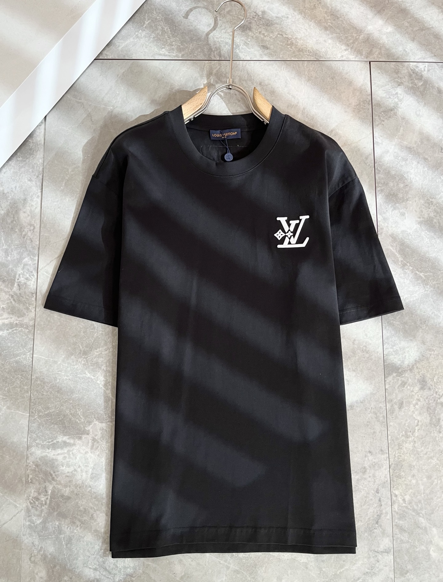 LouisVuitt*路易*登 2026春夏全新系列单品上线，非常时髦前卫的一款男女同款短袖T恤，标识l