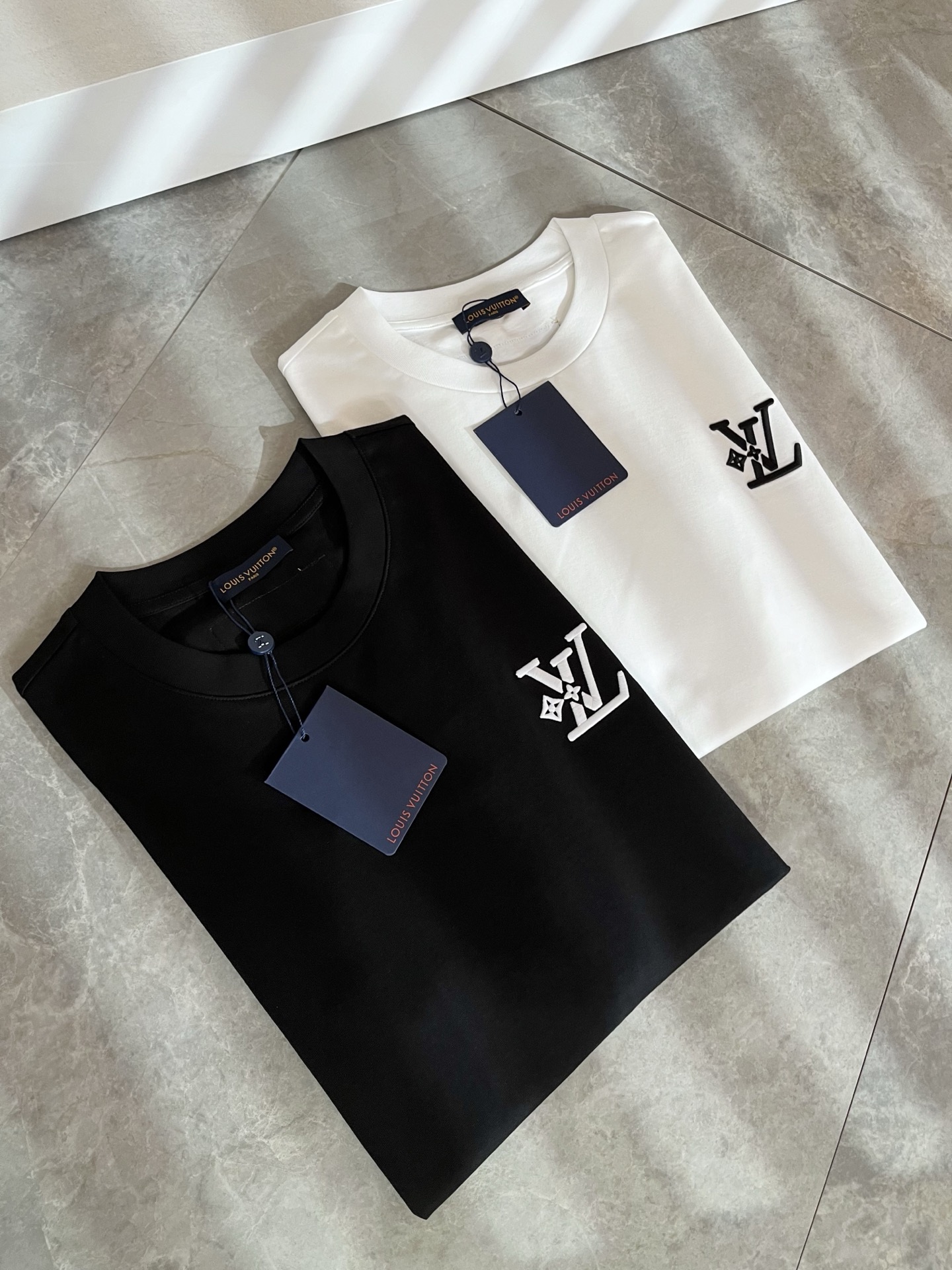 LouisVuitt*路易*登 2026春夏全新系列单品上线，非常时髦前卫的一款男女同款短袖T恤，标识l