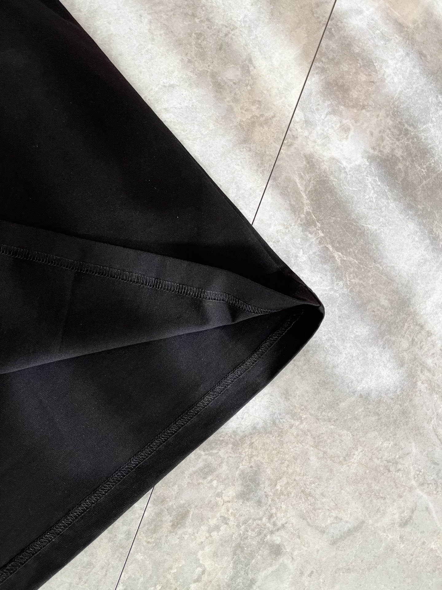 LouisVuitt*路易*登 2026春夏全新系列单品上线，非常时髦前卫的一款男女同款短袖T恤，标识l