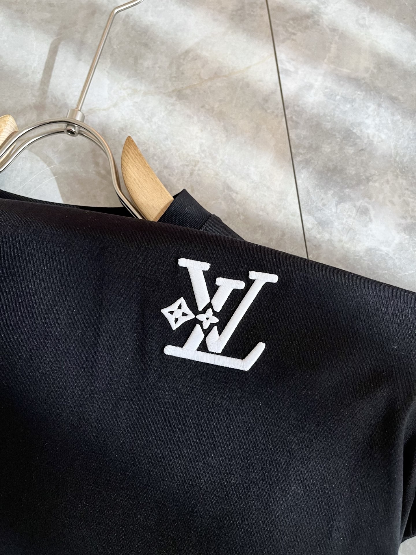 LouisVuitt*路易*登 2026春夏全新系列单品上线，非常时髦前卫的一款男女同款短袖T恤，标识l