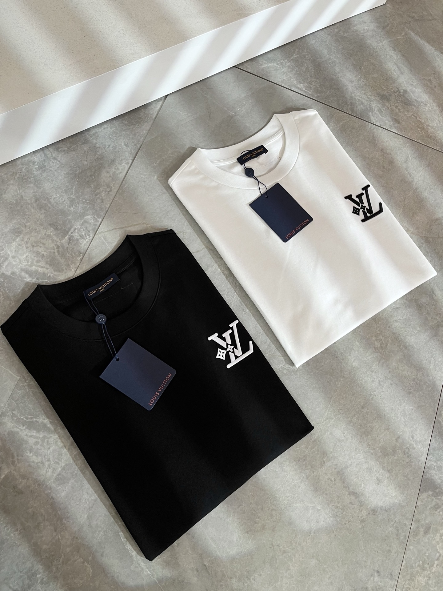 LouisVuitt*路易*登 2026春夏全新系列单品上线，非常时髦前卫的一款男女同款短袖T恤，标识l