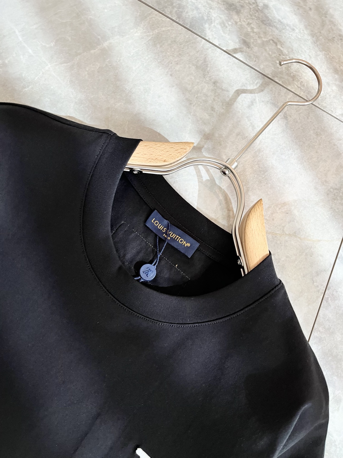 LouisVuitt*路易*登 2026春夏全新系列单品上线，非常时髦前卫的一款男女同款短袖T恤，标识l