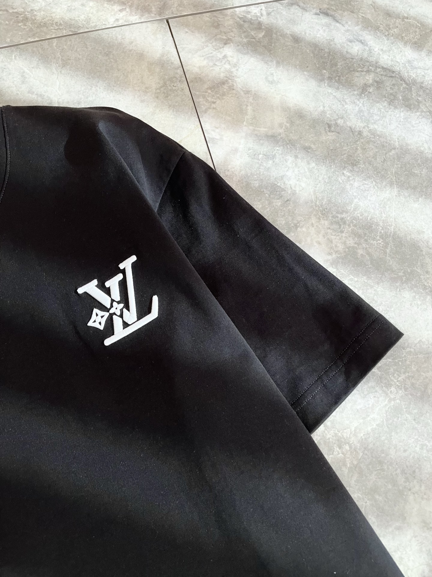 LouisVuitt*路易*登 2026春夏全新系列单品上线，非常时髦前卫的一款男女同款短袖T恤，标识l