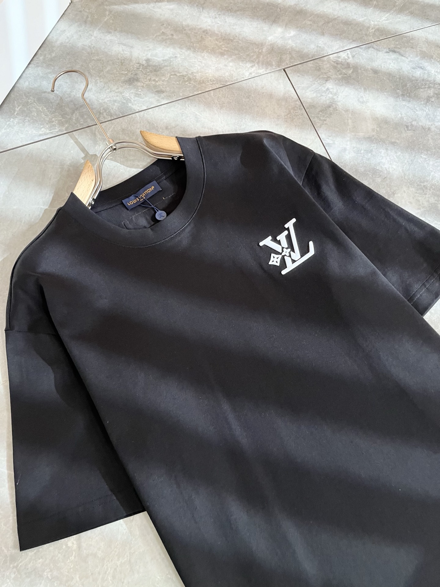 LouisVuitt*路易*登 2026春夏全新系列单品上线，非常时髦前卫的一款男女同款短袖T恤，标识l