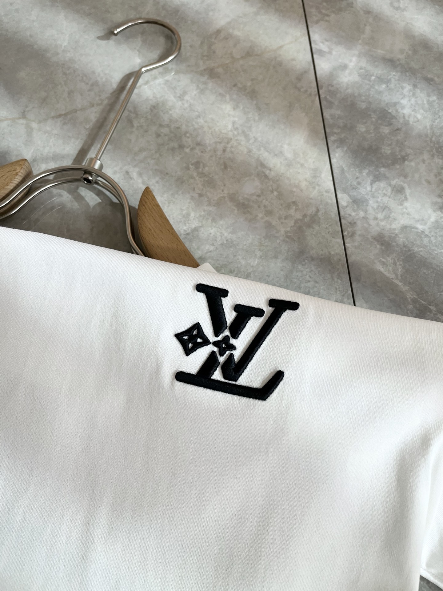 LouisVuitt*路易*登 2026春夏全新系列单品上线，非常时髦前卫的一款男女同款短袖T恤，标识l