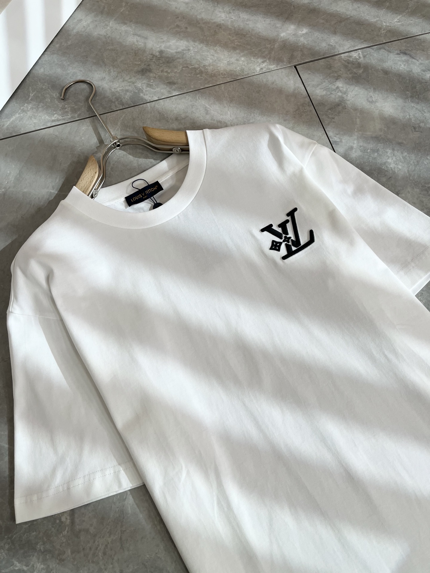 LouisVuitt*路易*登 2026春夏全新系列单品上线，非常时髦前卫的一款男女同款短袖T恤，标识l