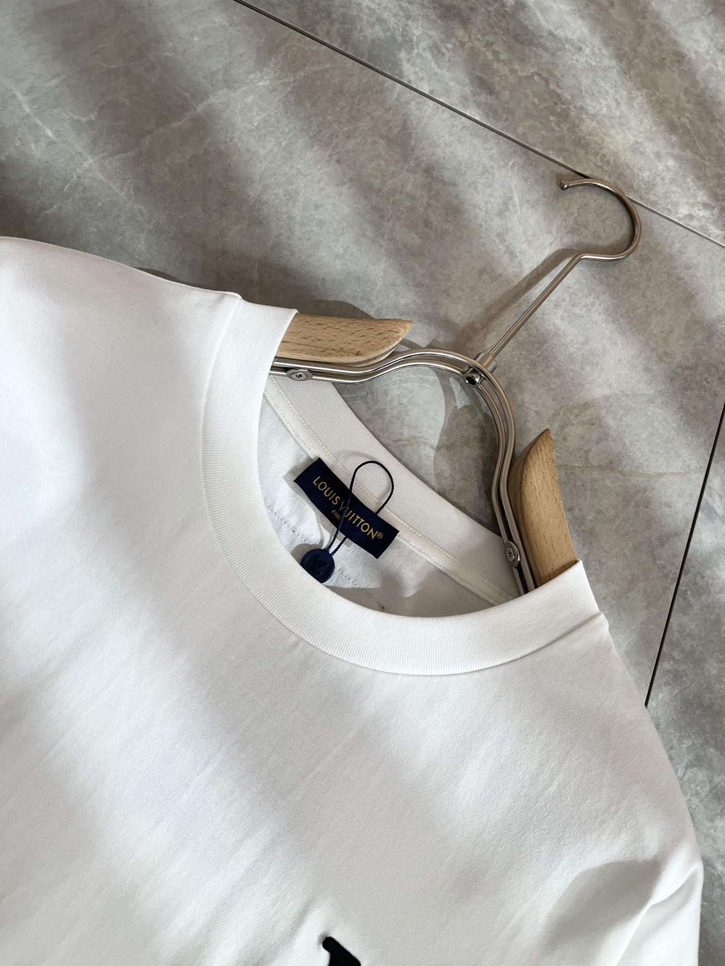 LouisVuitt*路易*登 2026春夏全新系列单品上线，非常时髦前卫的一款男女同款短袖T恤，标识l